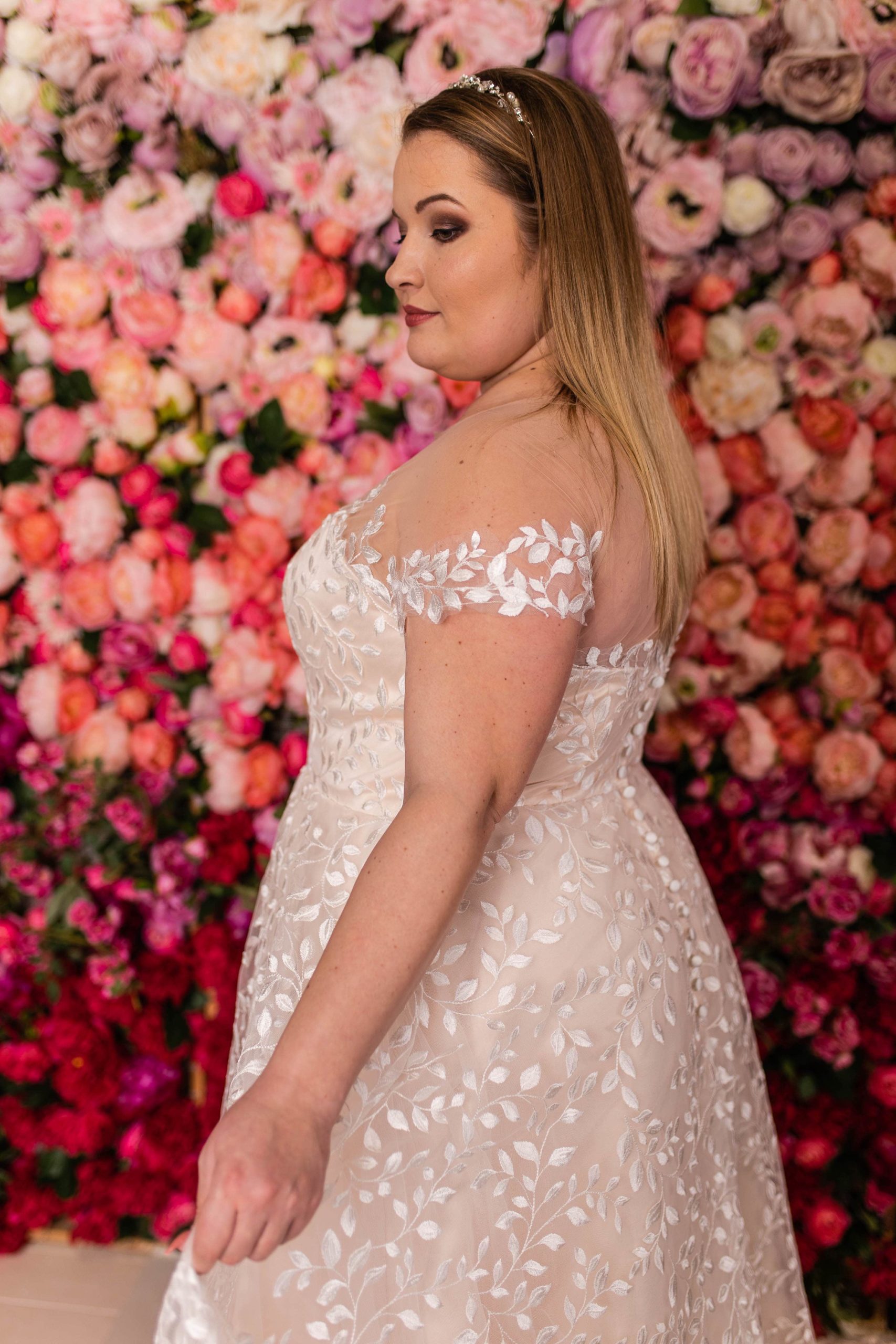 lasabina_brautatelier ried_zoe_brautkleid_curvy_all-over spitze_carmen ärmeln_blätter spitze_vintage prinzessin_ivory_nude_details_3-min
