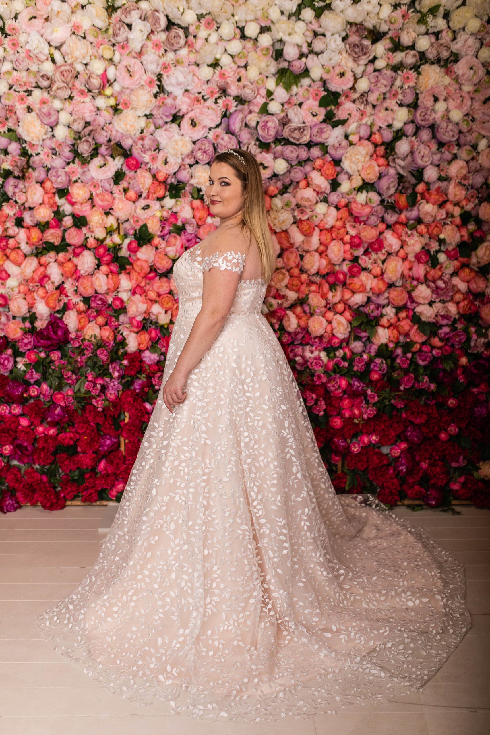 lasabina_brautatelier ried_zoe_brautkleid_curvy_all-over spitze_carmen ärmeln_blätter spitze_vintage prinzessin_ivory_nude_hinten_1-min