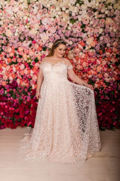 lasabina_brautatelier ried_zoe_brautkleid_curvy_all-over spitze_carmen ärmeln_blätter spitze_vintage prinzessin_ivory_nude_vorne_1-min