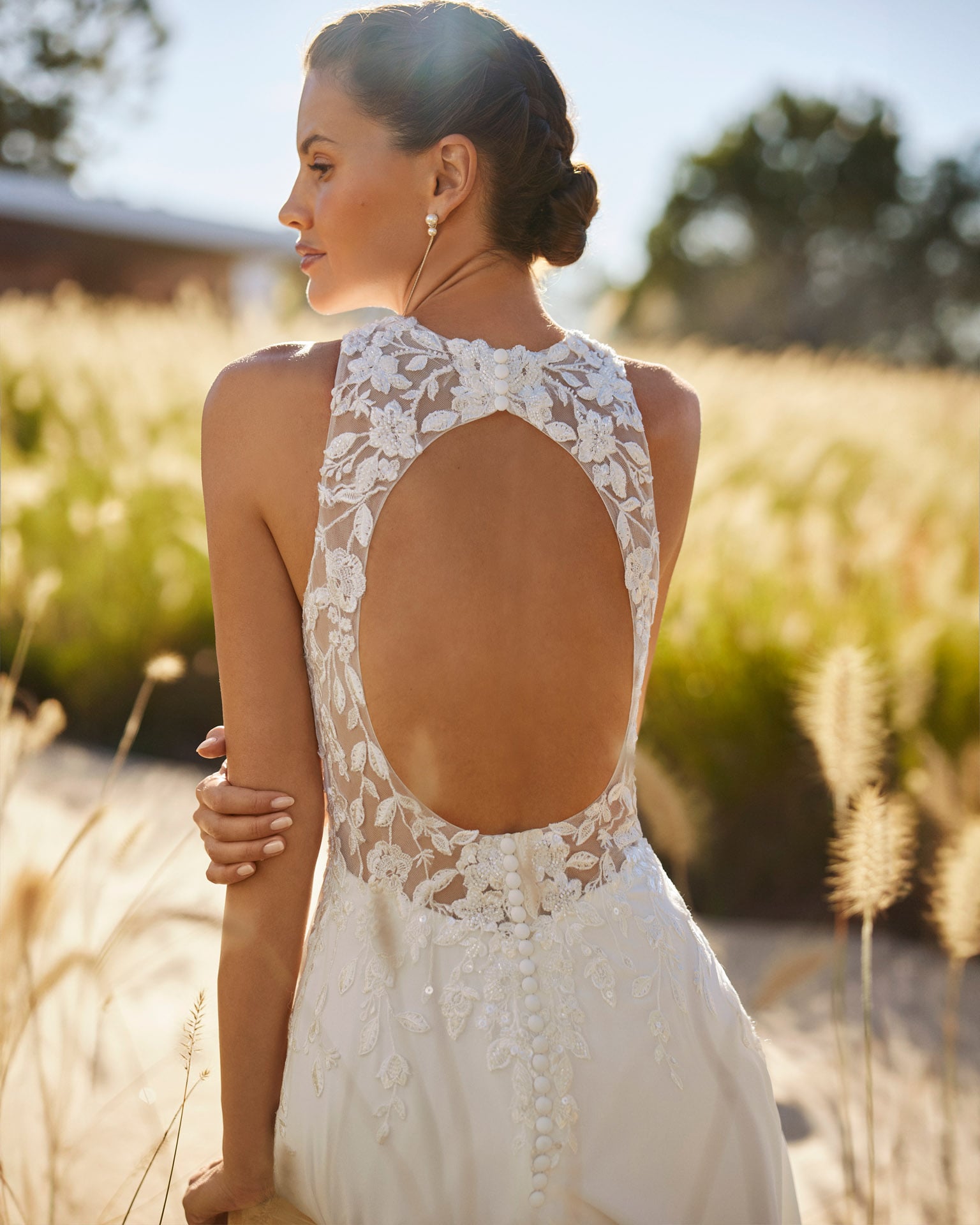 adriana alier_brautatelier ried_sany_1N16_chiffon_romantisch_spitze_turtle neck_schluesselloch rueckenausschnitt_ivory_details_1-min