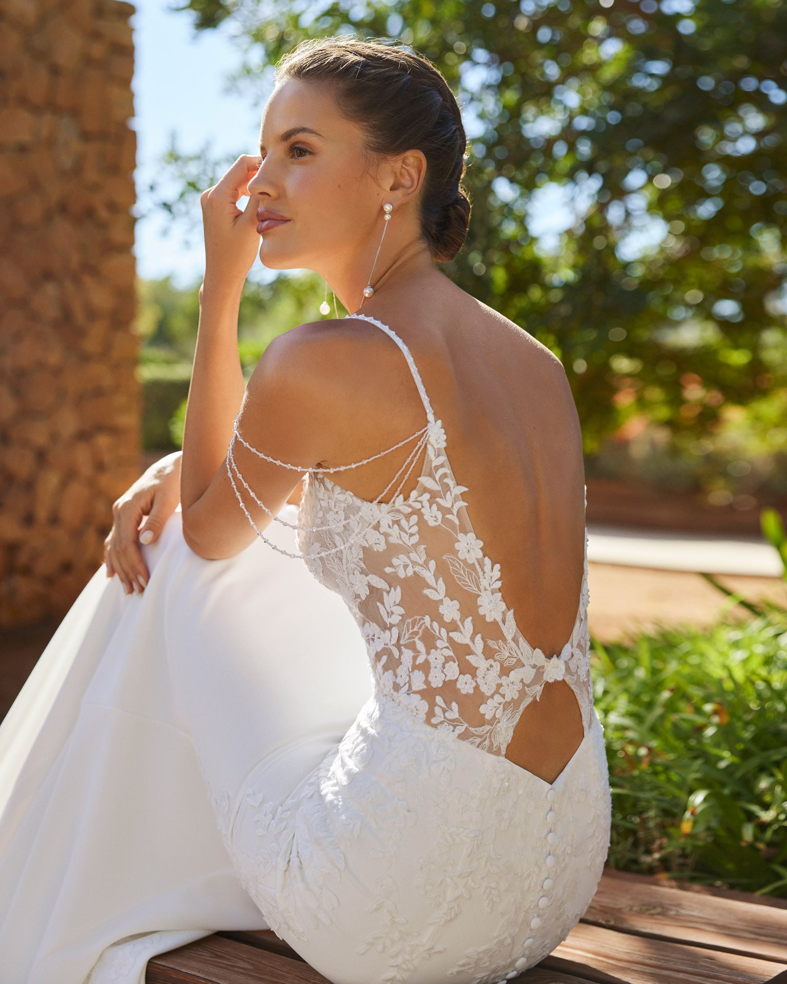 adriana alier_brautatelier ried_saskia_1N22_chiffon_romantisch_spitze_tiefer ausschnitt_spaghetti_fit and flair_ivory_details_1-min