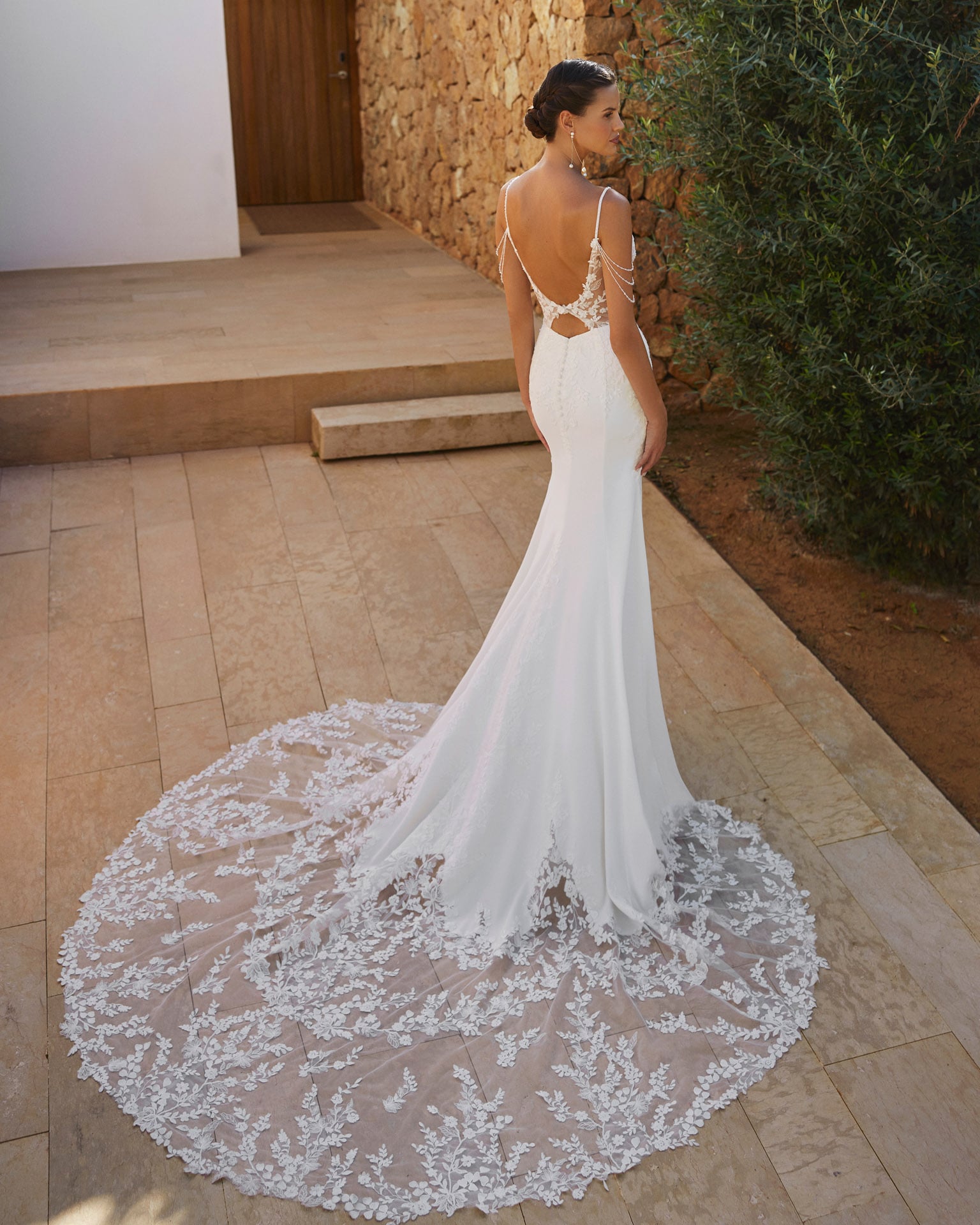 adriana alier_brautatelier ried_saskia_1N22_chiffon_romantisch_spitze_tiefer ausschnitt_spaghetti_fit and flair_ivory_ruecken_1-min