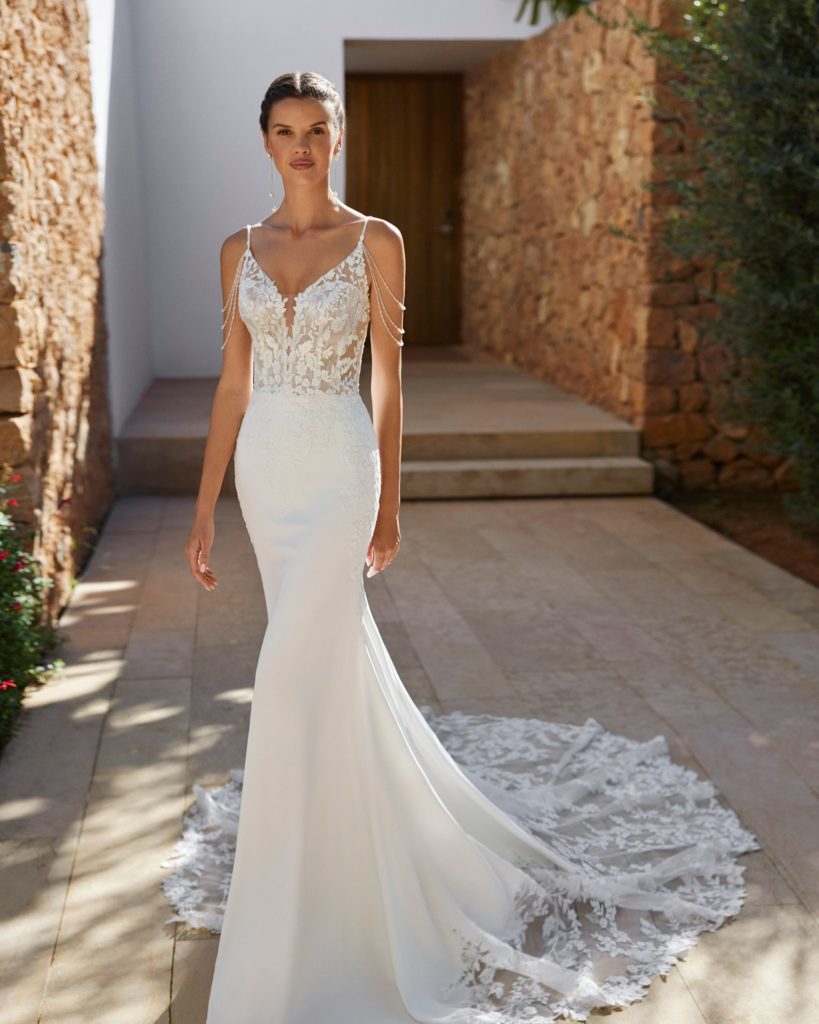 adriana alier_brautatelier ried_saskia_1N22_chiffon_romantisch_spitze_tiefer ausschnitt_spaghetti_fit and flair_ivory_vorne_1-min