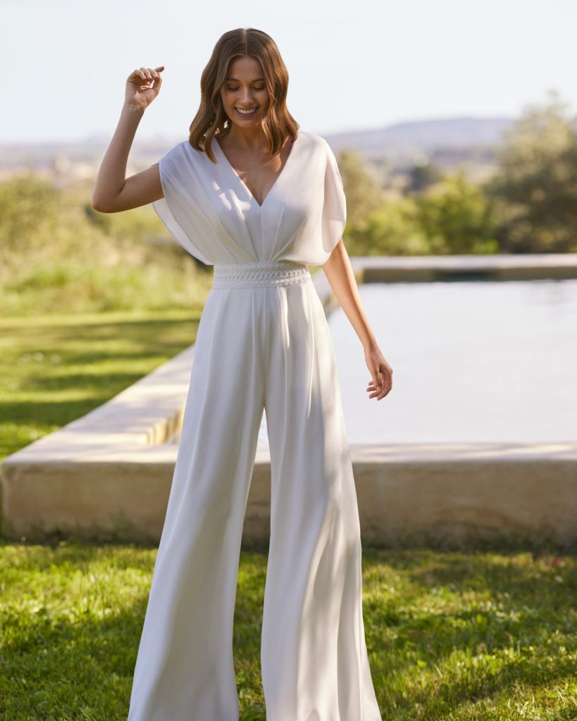 alma-novia_brautatelier-ried_nadira_1B02_chiffon_v-ausschnitt_v-ruecken_jumpsuite_aermel_ivory_vorne_1-min.jpg