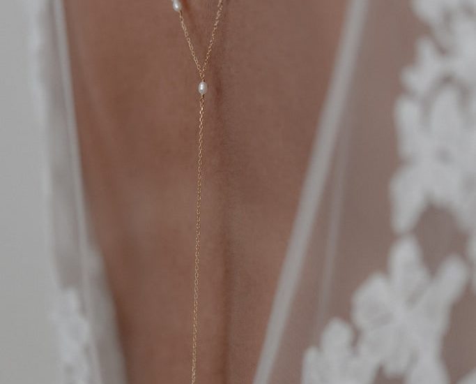 brautatelier-ried_brautschmuck_juvelan_lorelei_rueckenkette_detail-min-1.jpg