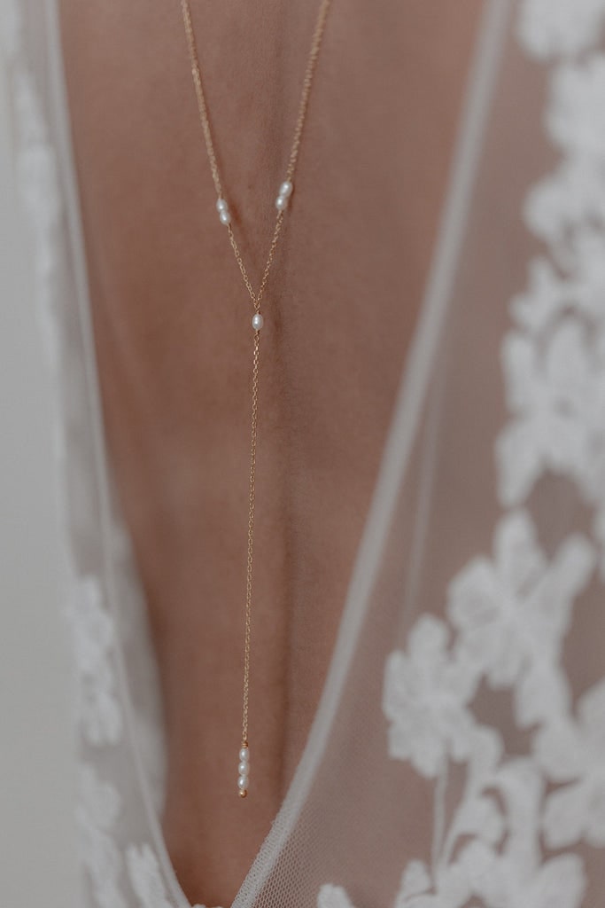 brautatelier-ried_brautschmuck_juvelan_lorelei_rueckenkette_detail-min.jpg