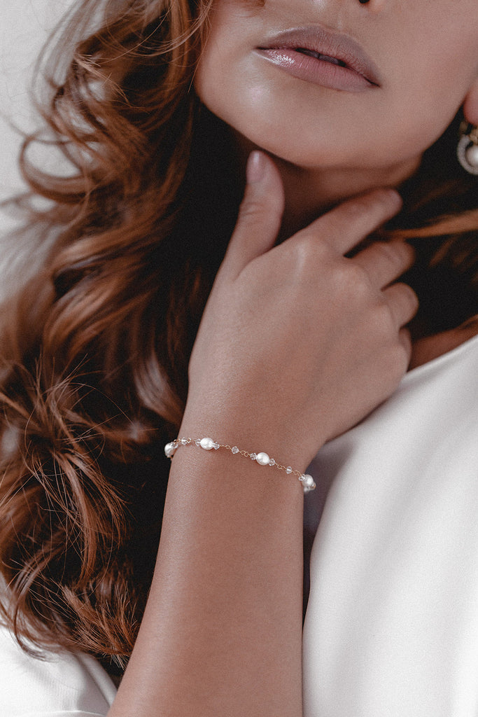 brautatelier-ried_brautschmuck_juvelan_sparkling-love_armkette_gold-min.jpg