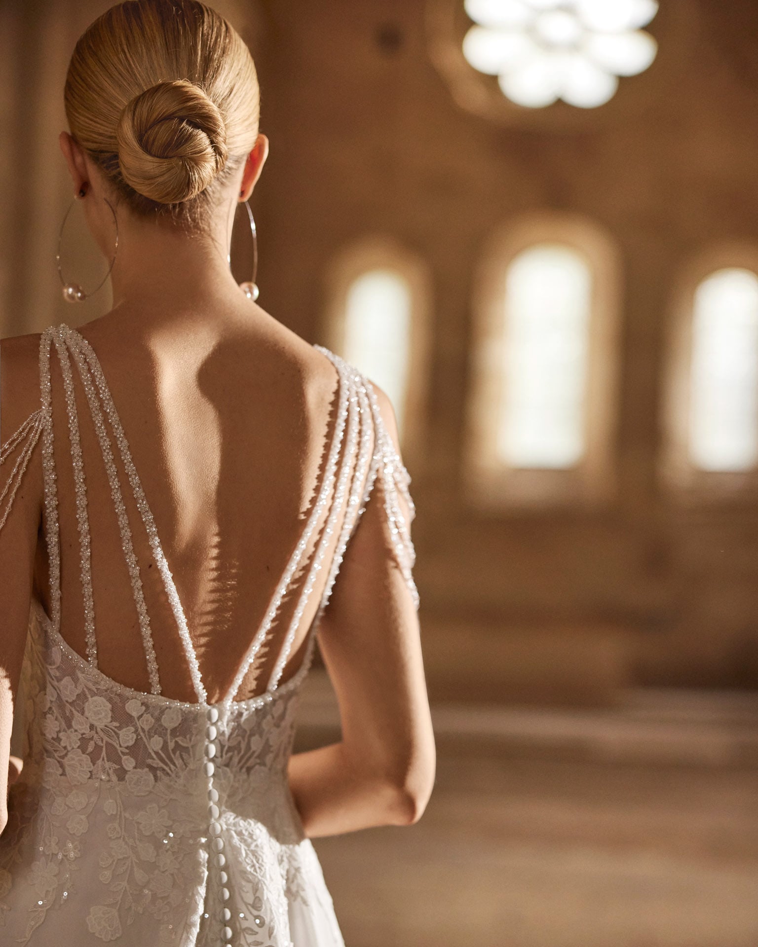 rosa clara_brautatelier ried_libby_1K108_romantisch_chiffon_spitze_hoch geschl._rundhals_baender_ivory_details_1-min