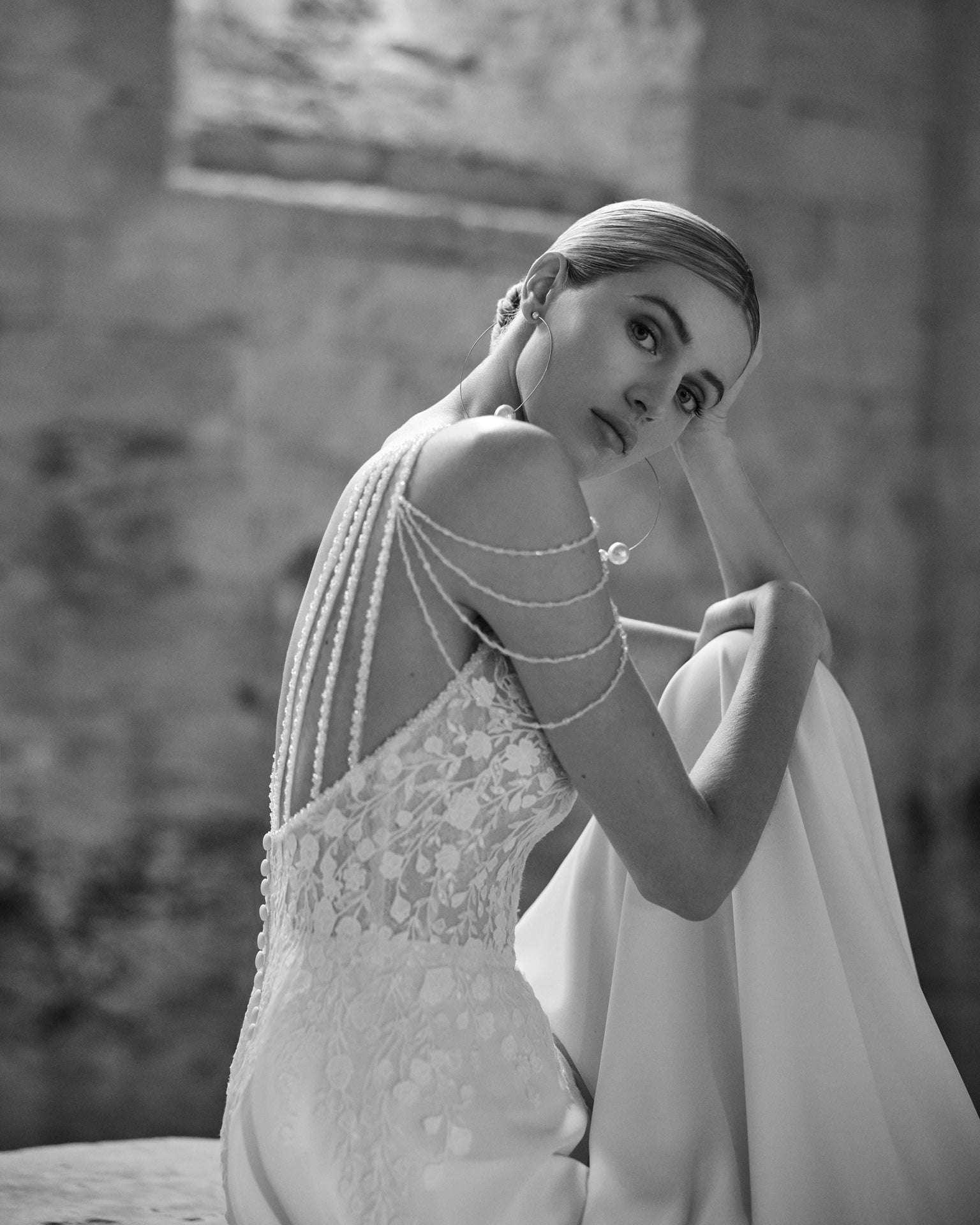 rosa clara_brautatelier ried_libby_1K108_romantisch_chiffon_spitze_hoch geschl._rundhals_baender_ivory_details_2_sw-min