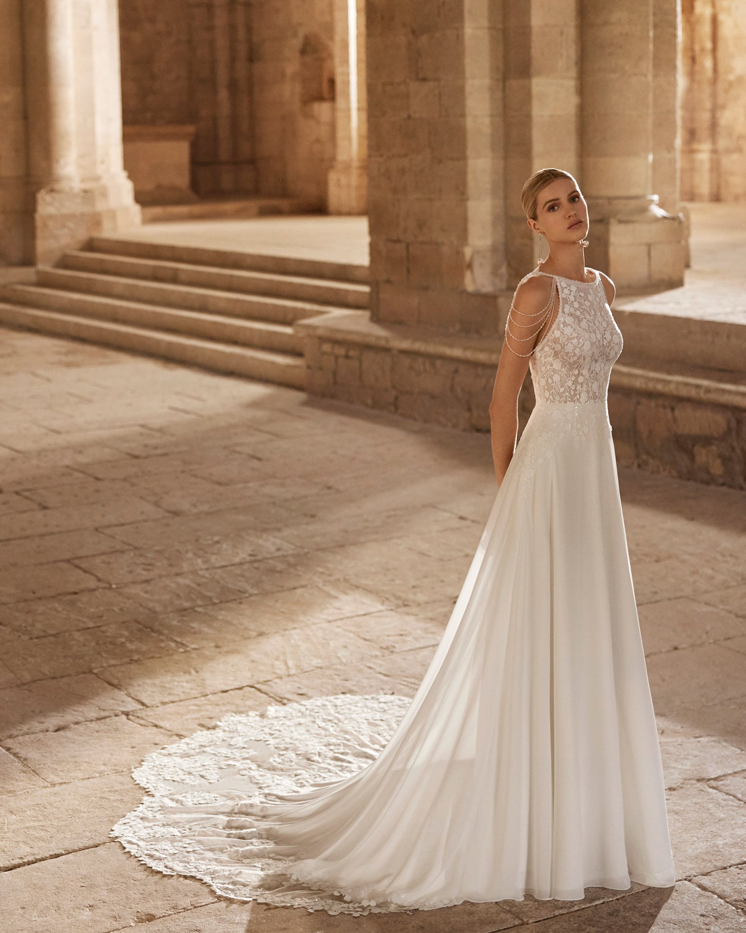 rosa clara_brautatelier ried_libby_1K108_romantisch_chiffon_spitze_hoch geschl._rundhals_baender_ivory_vorne_1-min