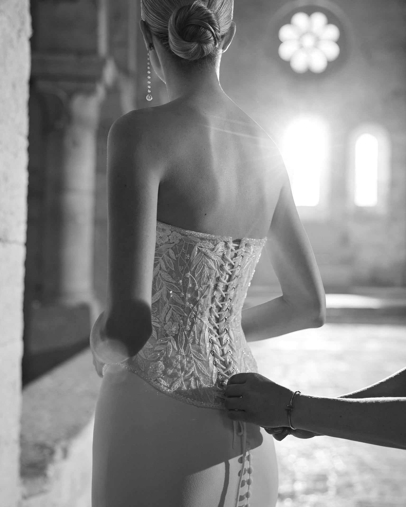 rosa clara_brautatelier ried_lilia_1K210_krepp_fit and flair_blaetterspitze_traegerlos-korsage_ivory_details_2_sw-min