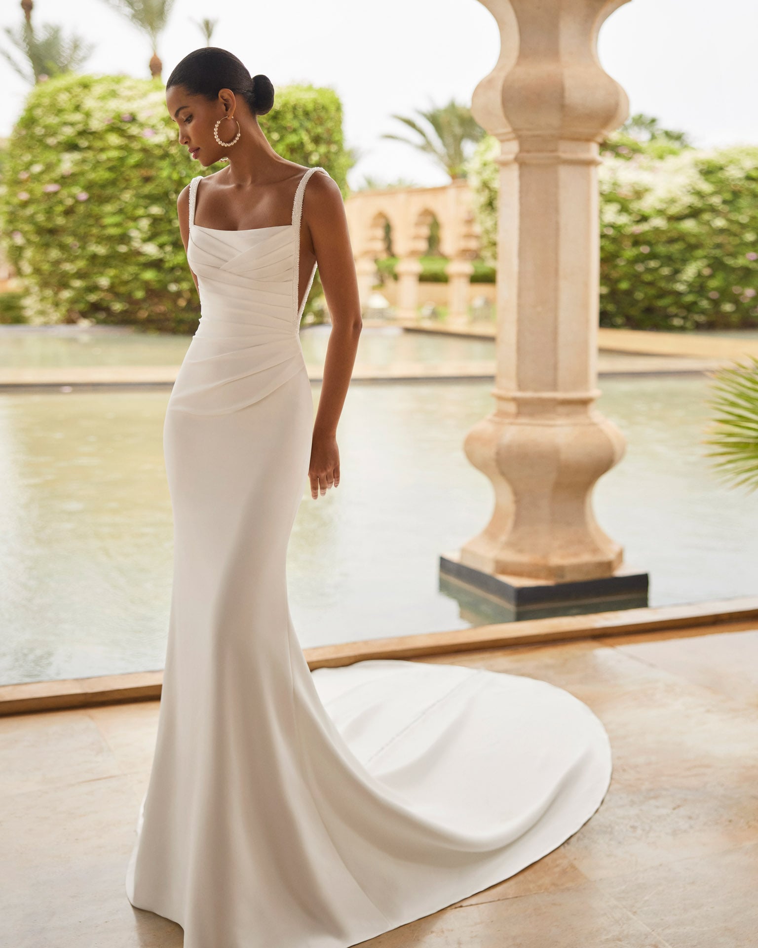 rosa clara_brautatelier ried_oden_1A110_crepe_klassisch_fit and flair_rundhals tief_spghettitraeger_perlen_ivory_vorne_1-min