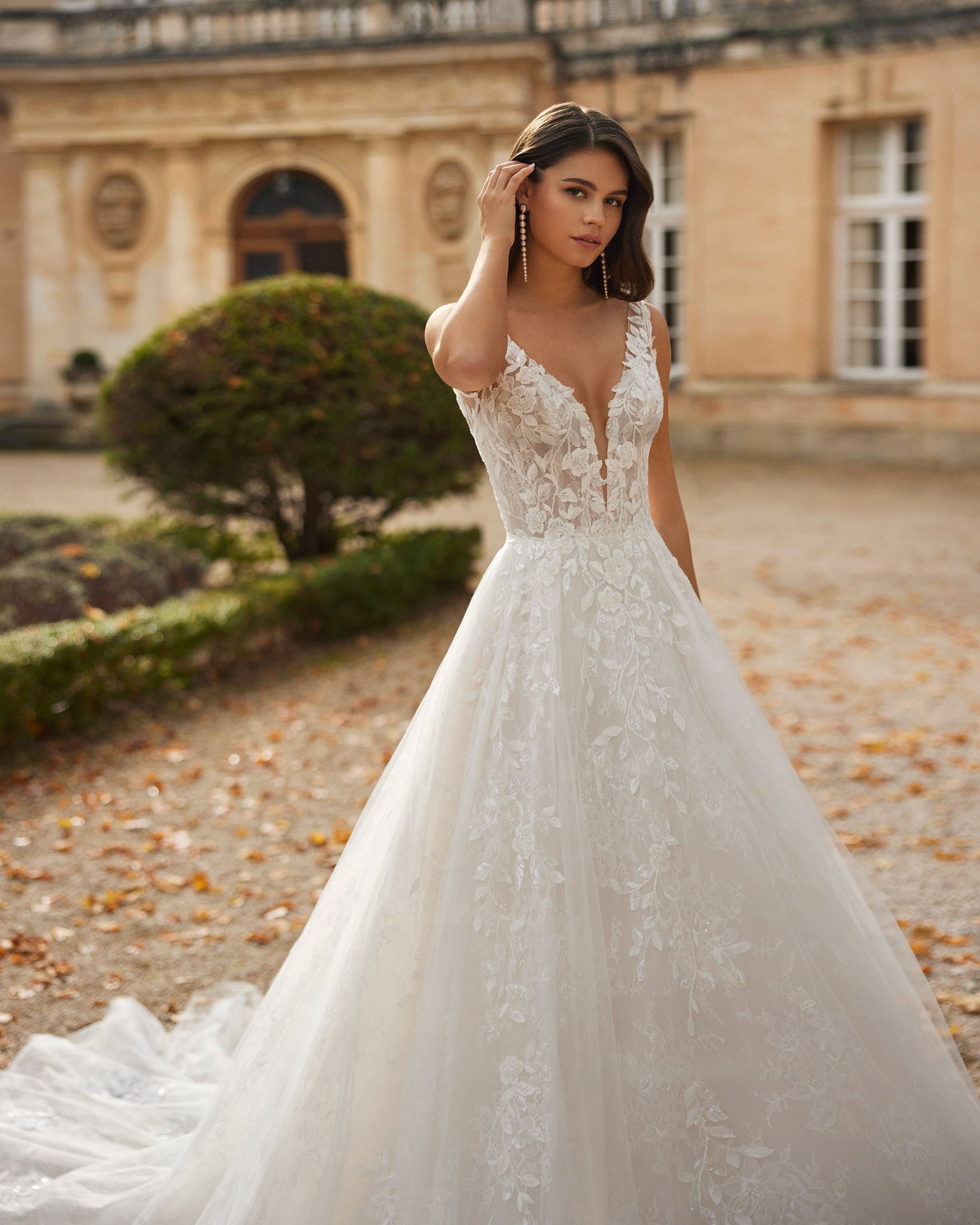 rosa clara_brautatelier ried_vashni_1R116_prinzessin_all-over spitze_v-ausschnitt_aermel_spitzenrock_ivory-nude_details_1-min