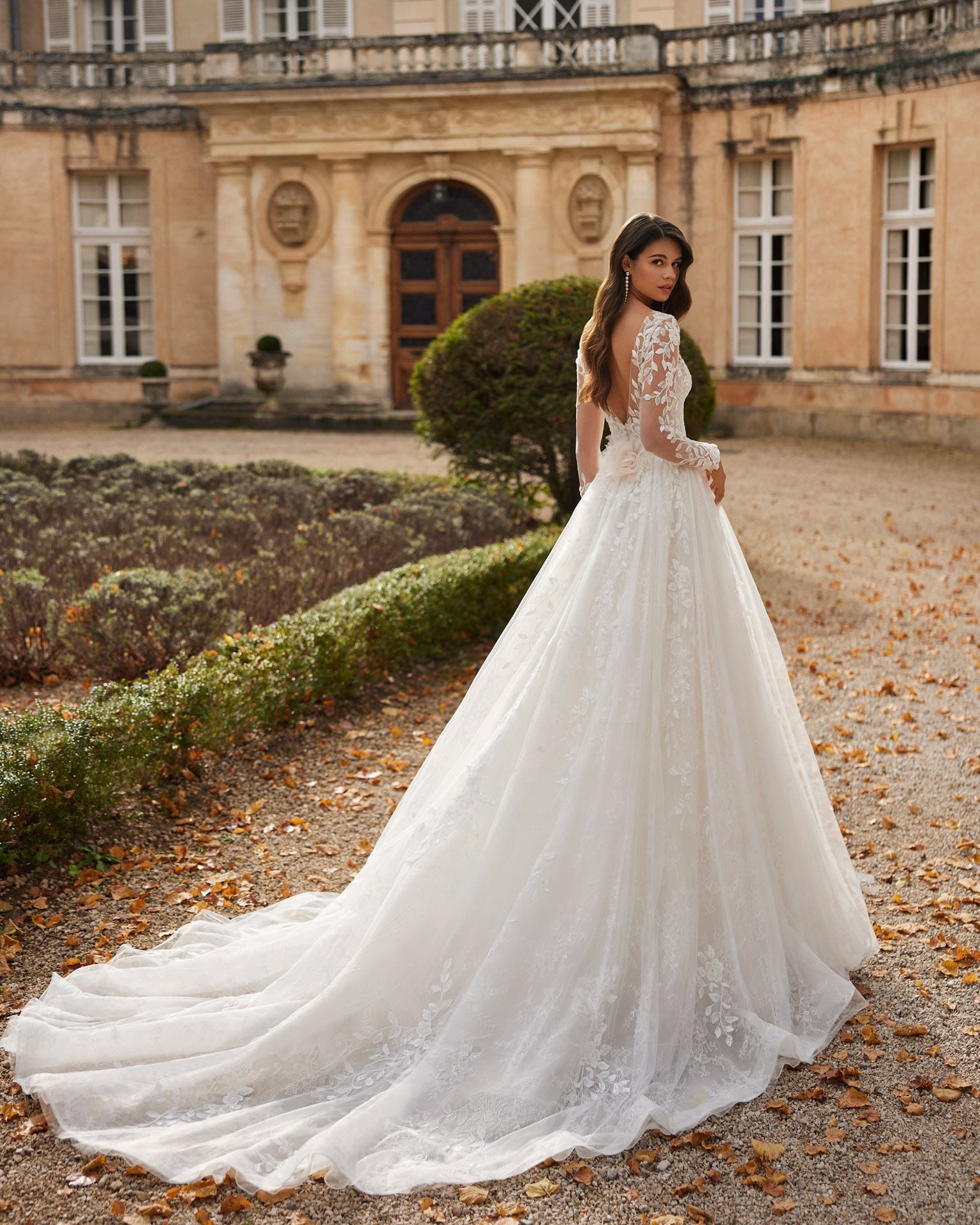 rosa clara_brautatelier ried_vashni_1R116_prinzessin_all-over spitze_v-ausschnitt_aermel_spitzenrock_ivory-nude_ruecken_1-min