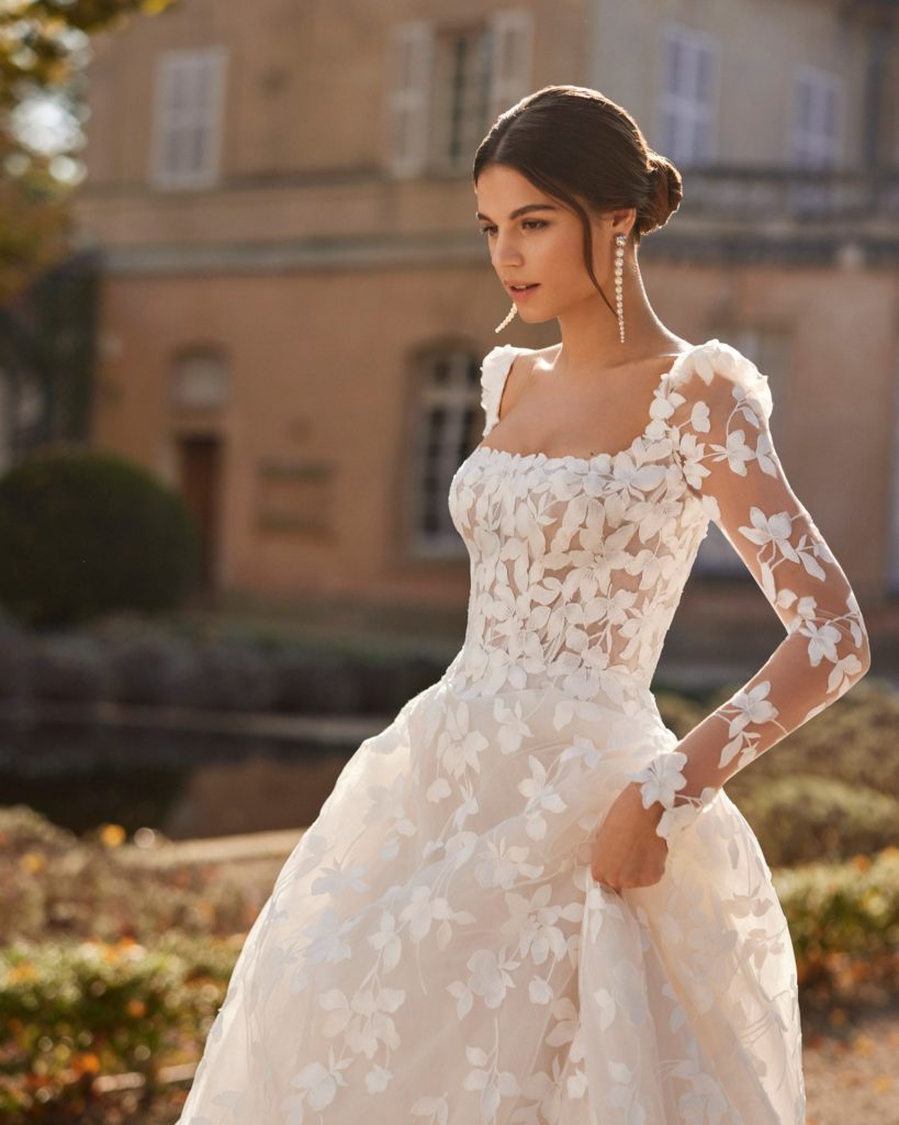 rosa clara_brautatelier ried_velaz_1R118_tuell_all-over spitze_runhals_langarm_spitze_prinzessin_a-linie_ivory-nude_details_1-min