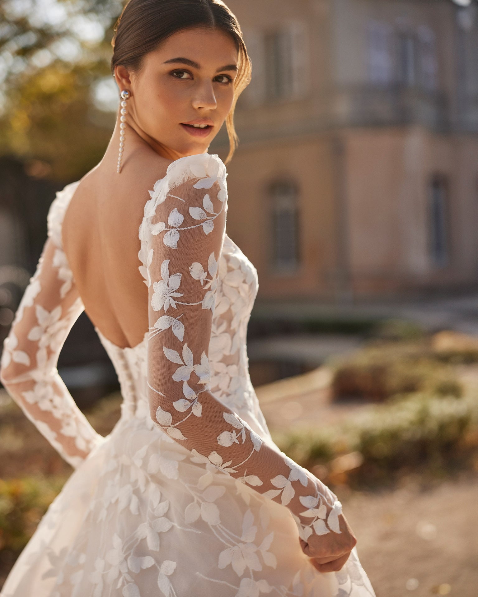 rosa clara_brautatelier ried_velaz_1R118_tuell_all-over spitze_runhals_langarm_spitze_prinzessin_a-linie_ivory-nude_details_2-min