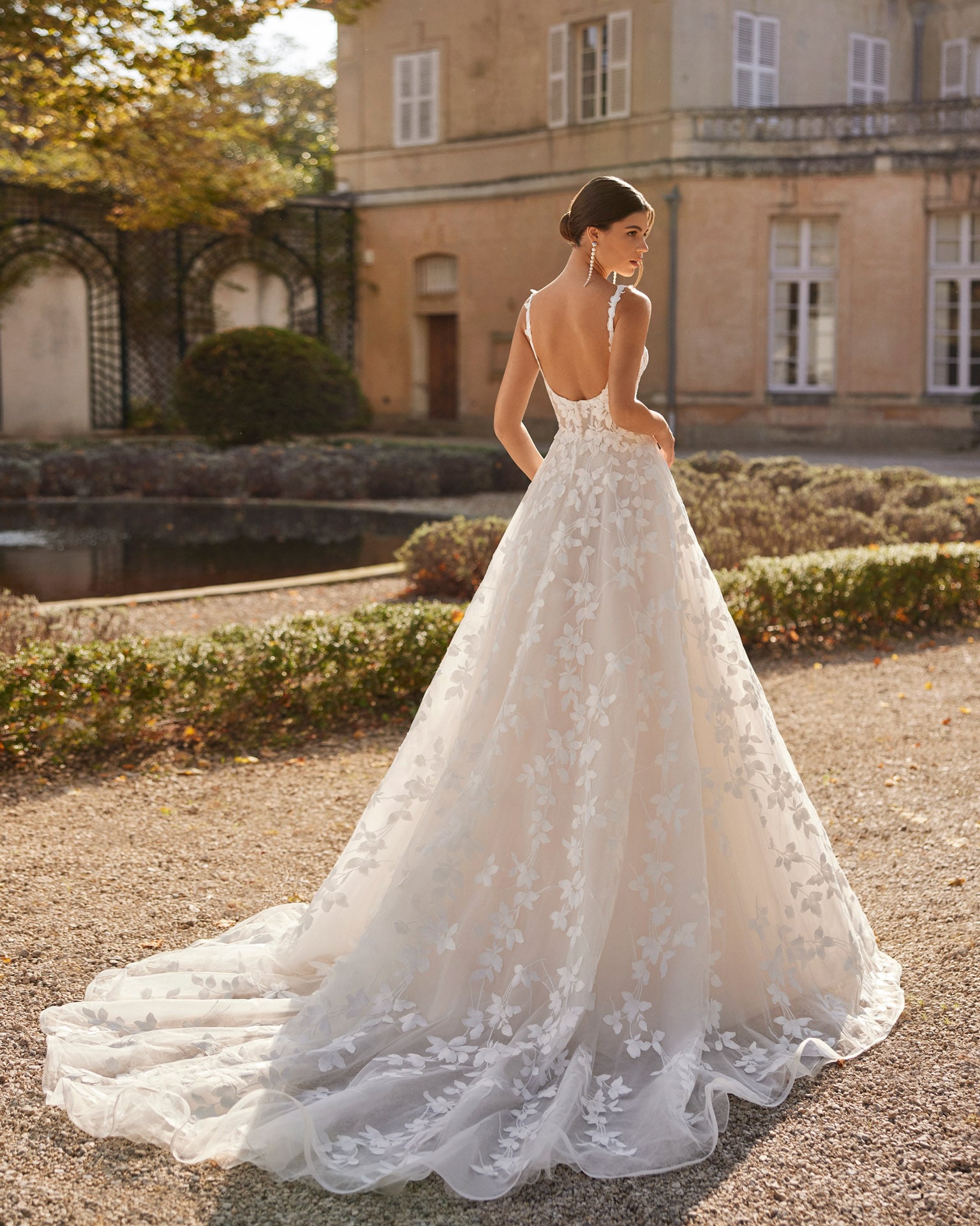 rosa clara_brautatelier ried_velaz_1R118_tuell_all-over spitze_runhals_langarm_spitze_prinzessin_a-linie_ivory-nude_ruecken_1-min