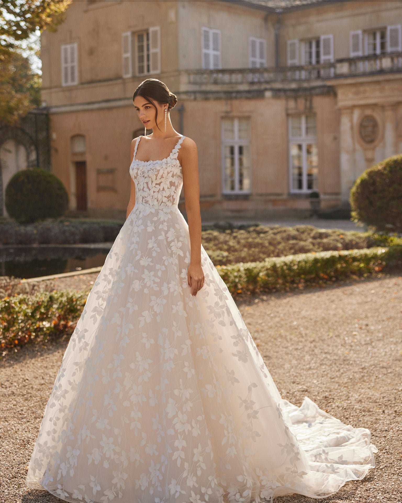 rosa clara_brautatelier ried_velaz_1R118_tuell_all-over spitze_runhals_langarm_spitze_prinzessin_a-linie_ivory-nude_vorne_1-min