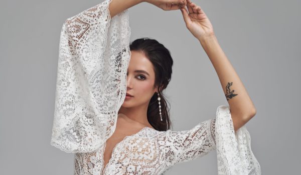 annais-brautatelier ried-fernanda-brautkleid-lang arm-chiffon-beinschlitz-ivory-details-1-min
