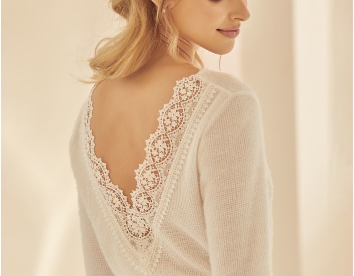 bianco evento-brautatelier ried-e344-pullover-mit spitze am ruecken-ivory-hinten-1-min