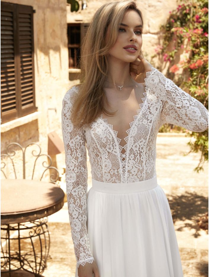 bianco evento-brautatelier ried-e413-spitzen top-langarm-v ausschnitt-ivory-vorne-1-min