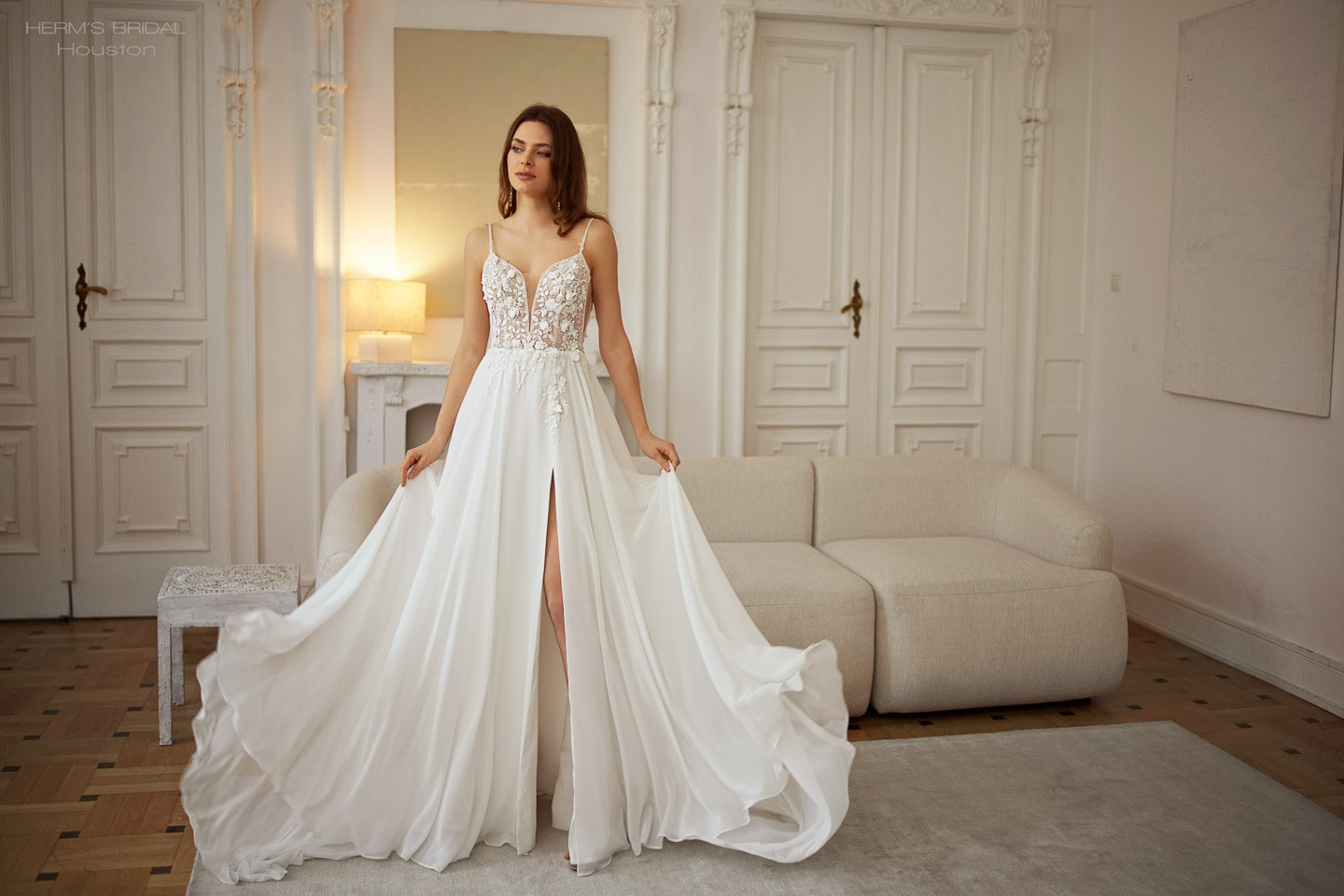 herms bridal_brautatelier ried_houston_32440_brautkleid_chiffon_spitze_a-linie_spaghettitraeger_v-ausschnitt_beischnlitz_ivory_vorne_1-min