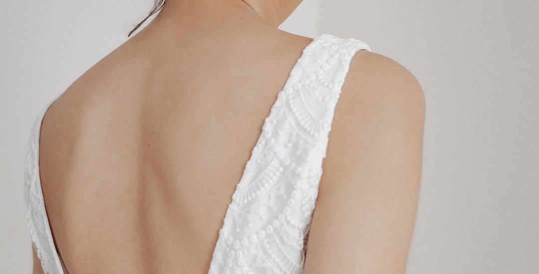 noni-brautatelier ried-philia-top-breite traeger-offener ruecken-ivory-ruecken-1-min
