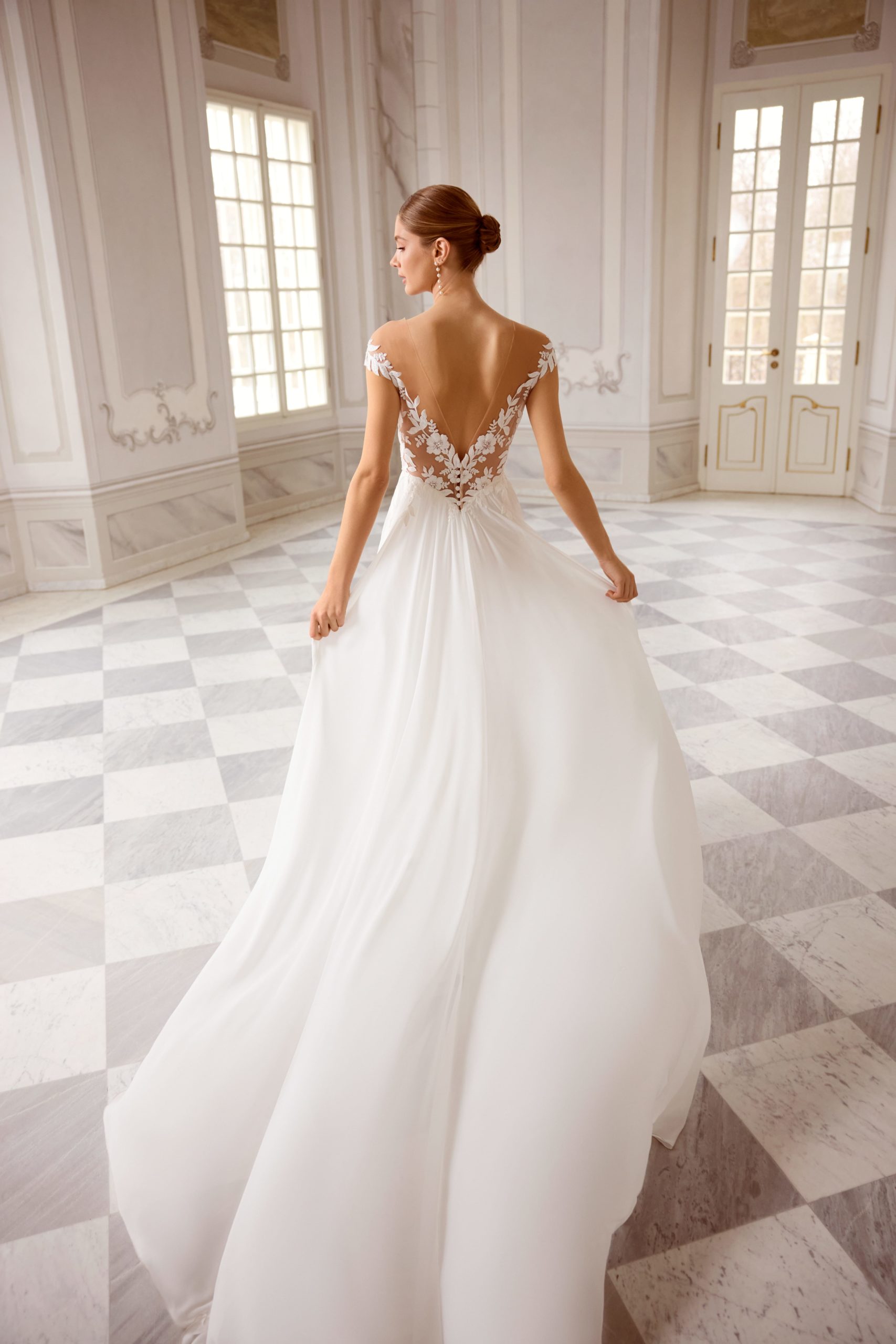 sabe_brautatelier ried_tilly_brautkleid_softtuell_blaetterspitze_a-linie_carmen-aermel_ivory_ruecken_1-min