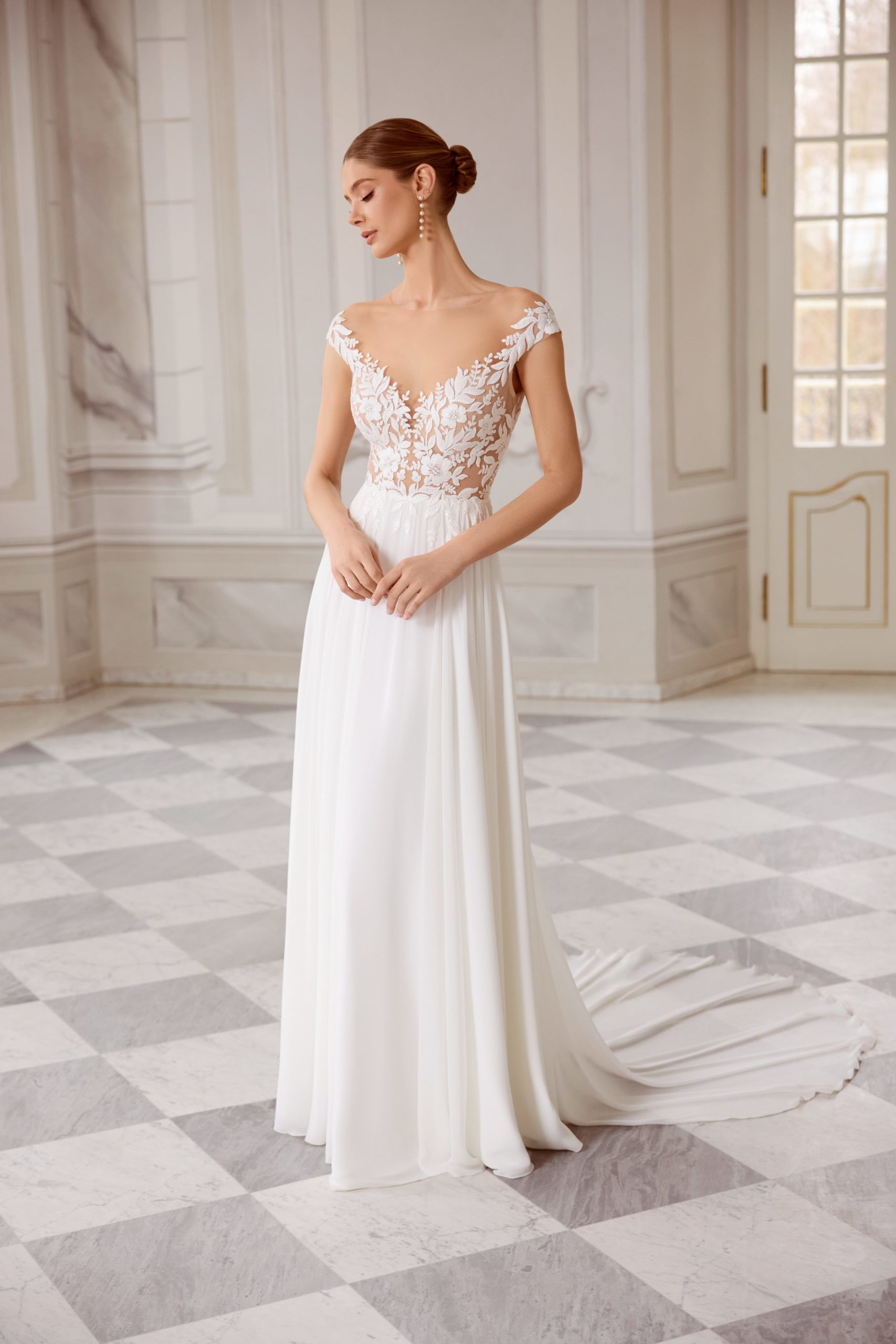 sabe_brautatelier ried_tilly_brautkleid_softtuell_blaetterspitze_a-linie_carmen-aermel_ivory_vorne_1-min