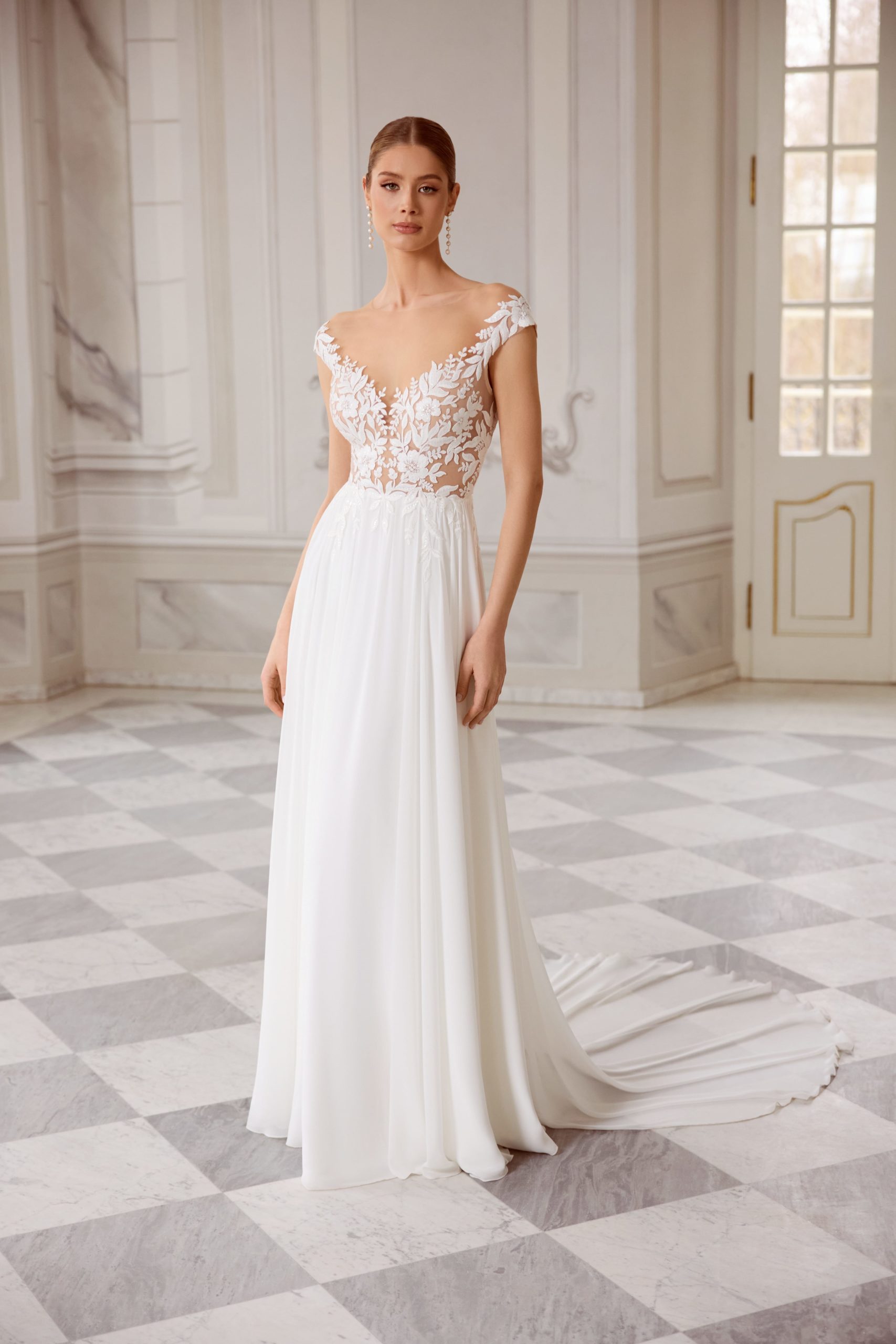 sabe_brautatelier ried_tilly_brautkleid_softtuell_blaetterspitze_a-linie_carmen-aermel_ivory_vorne_2-min