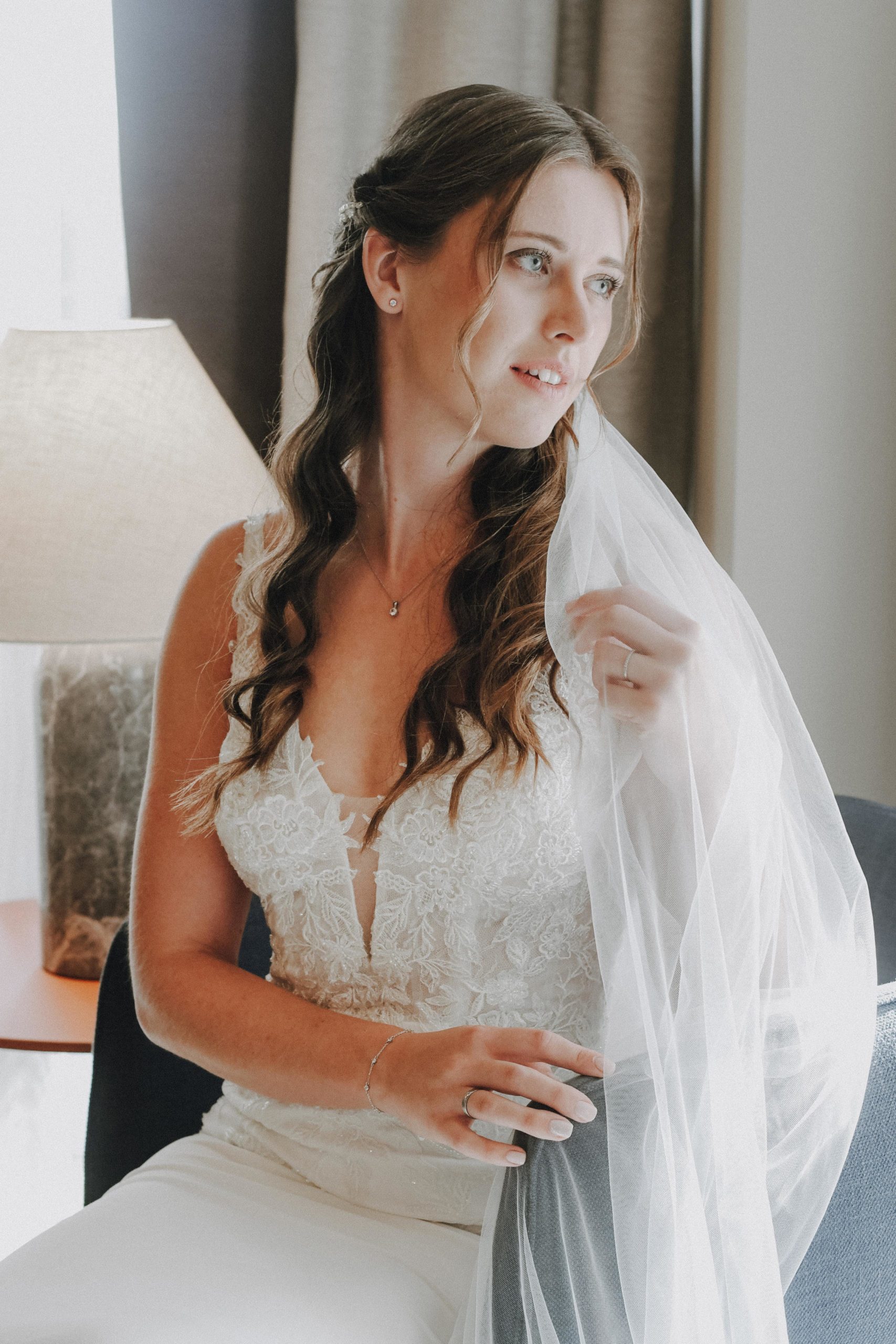 brautatelier-ried_real-bride_manaberger-julia_melanie-koeck-fotografie_adriana-alier_alexa_mit_ueberrock_1-min-scaled.jpeg
