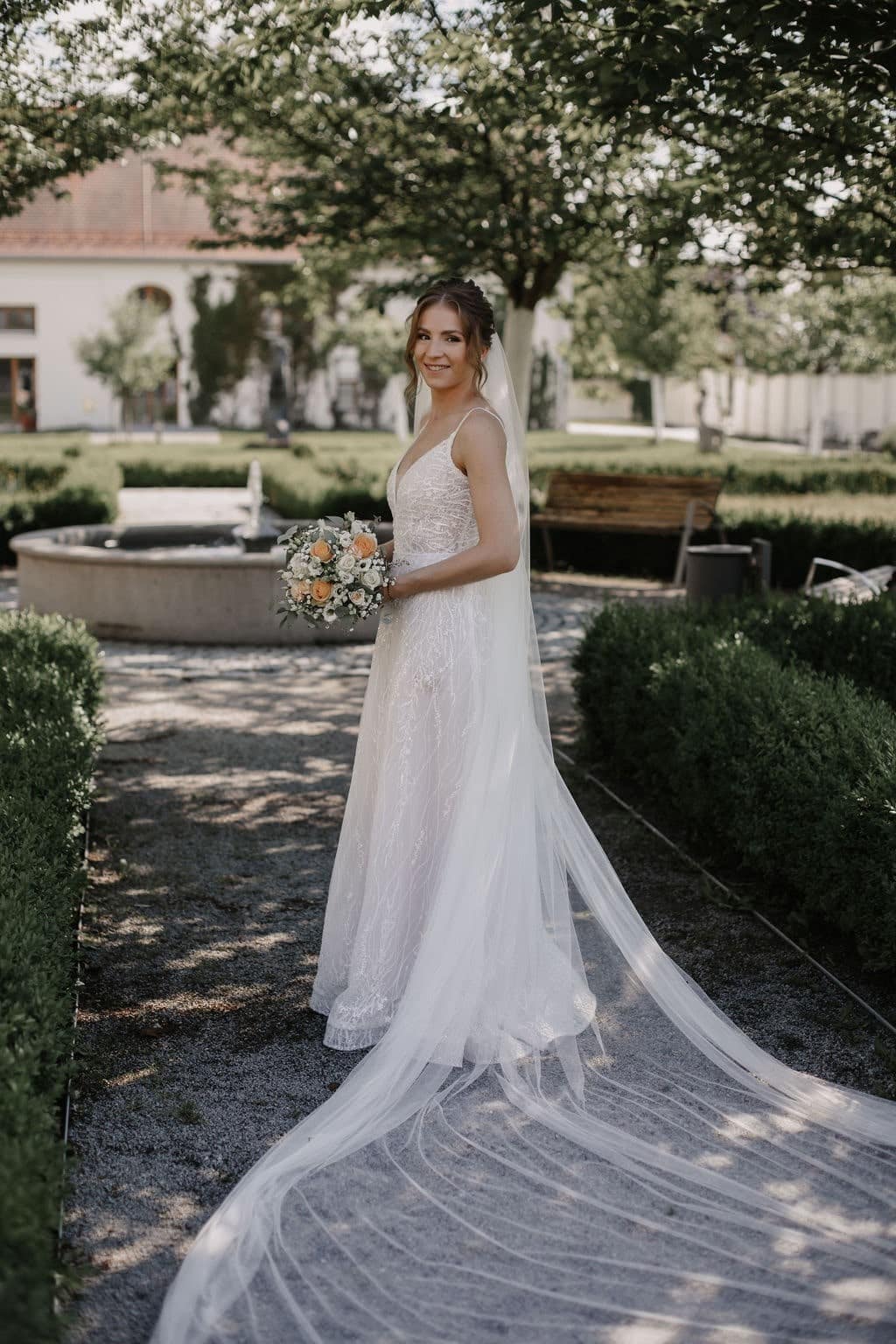 brautatelier-ried_real-bride_melanie-spindler_verena-staffler_sabe_rodan_3-min.jpg