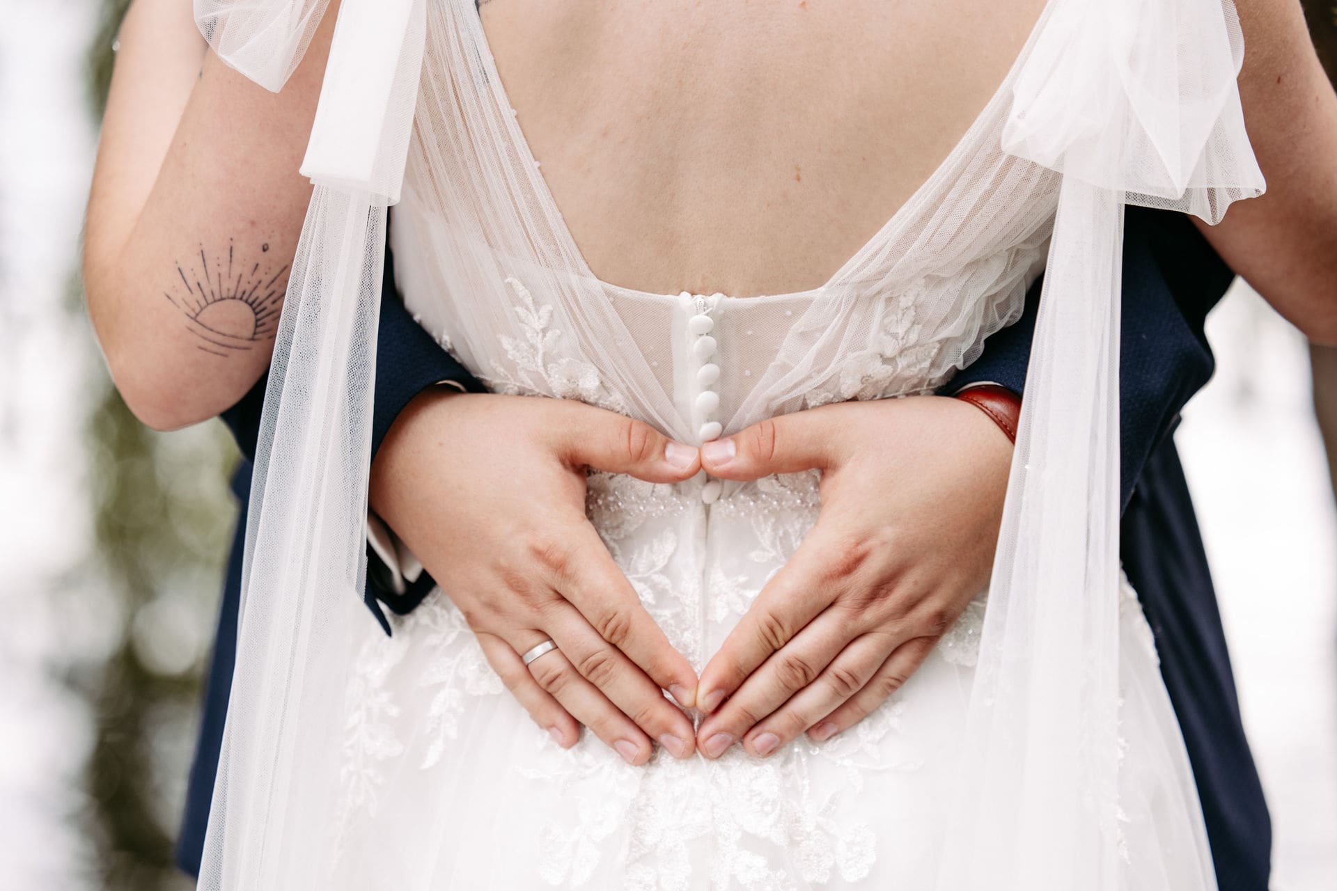 brautatelier-ried_real-bride_sandra-poeltzlberger_nadine-mair-photography_nicole-colet_co12127_5-min.jpeg