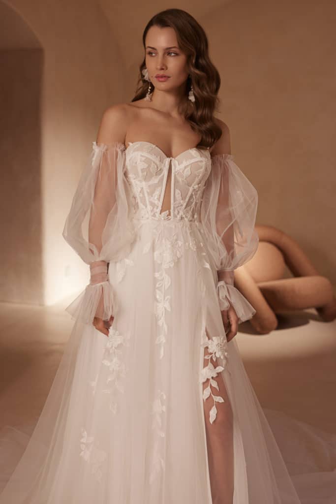 elizabeth passion-brautatelier ried-5853-brautkleid-traegerlos-tuell-schlepp-beinschlitz-vorne-2