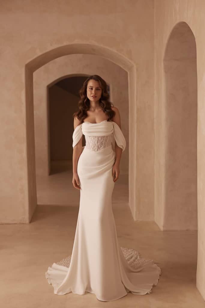 elizabeth passion-brautatelier ried-5859-brautkleid-traegerlos-eng-fit-flare-schlepp-vorne-1
