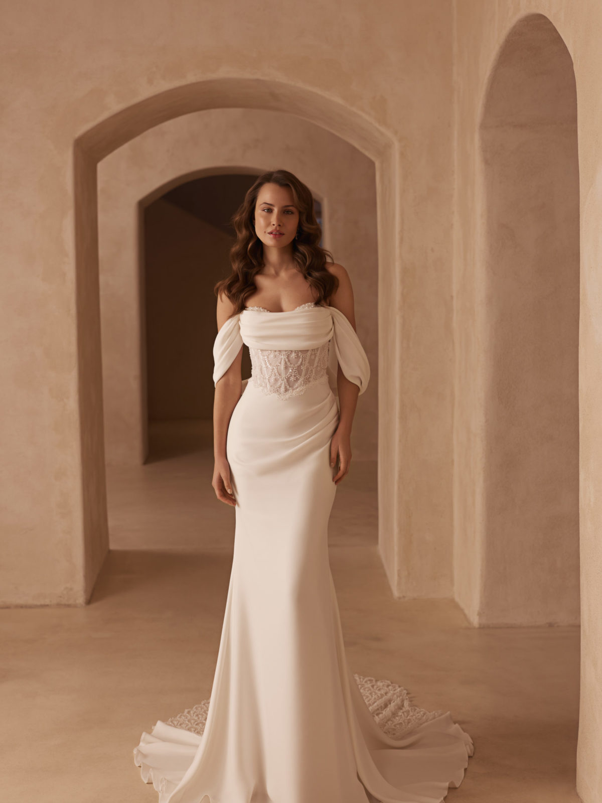 elizabeth passion-brautatelier ried-5859-brautkleid-traegerlos-eng-fit-flare-schlepp-vorne-1