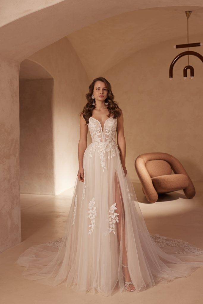 elizabeth passion-brautatelier ried-5868-brautkleid-blätterspitz-tuell-spagehtti traeger-schlepp-vorne-1-min