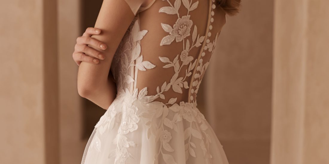 elizabeth passion-brautatelier ried-5918-brautkleid-spitze-breite traeger-knopfleiste-hinten-1-min