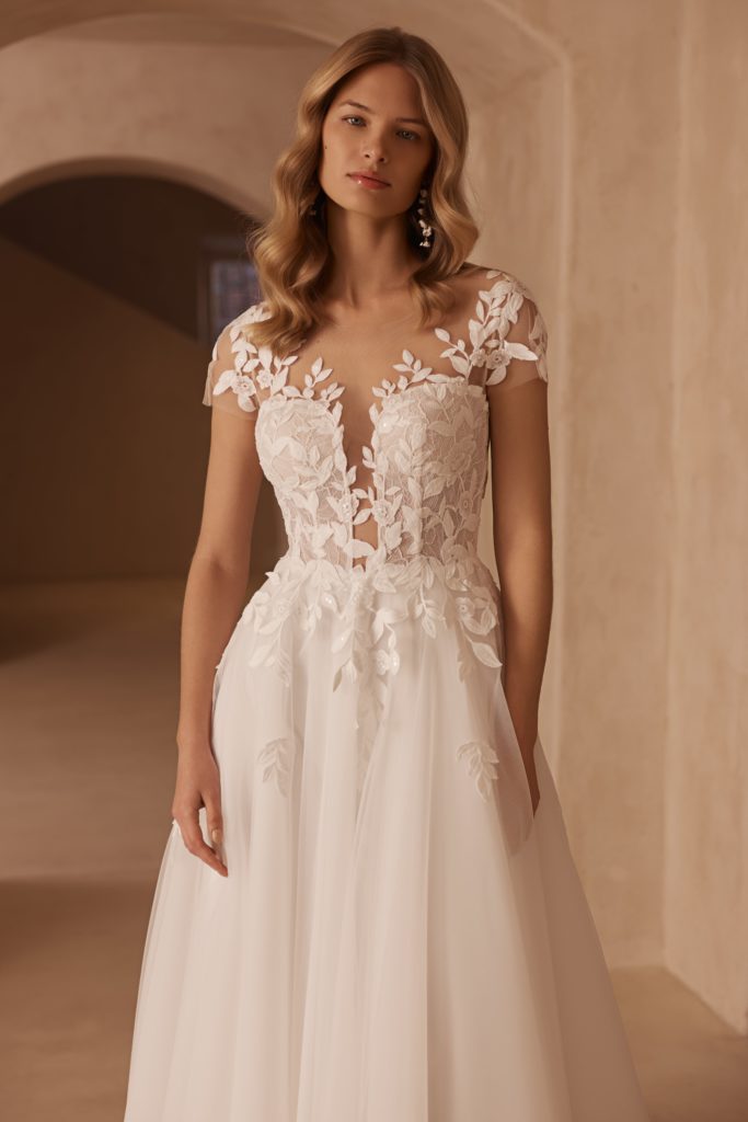 elizabeth passion-brautatelier ried-5918-brautkleid-spitze-breite traeger-knopfleiste-vorne-1-min