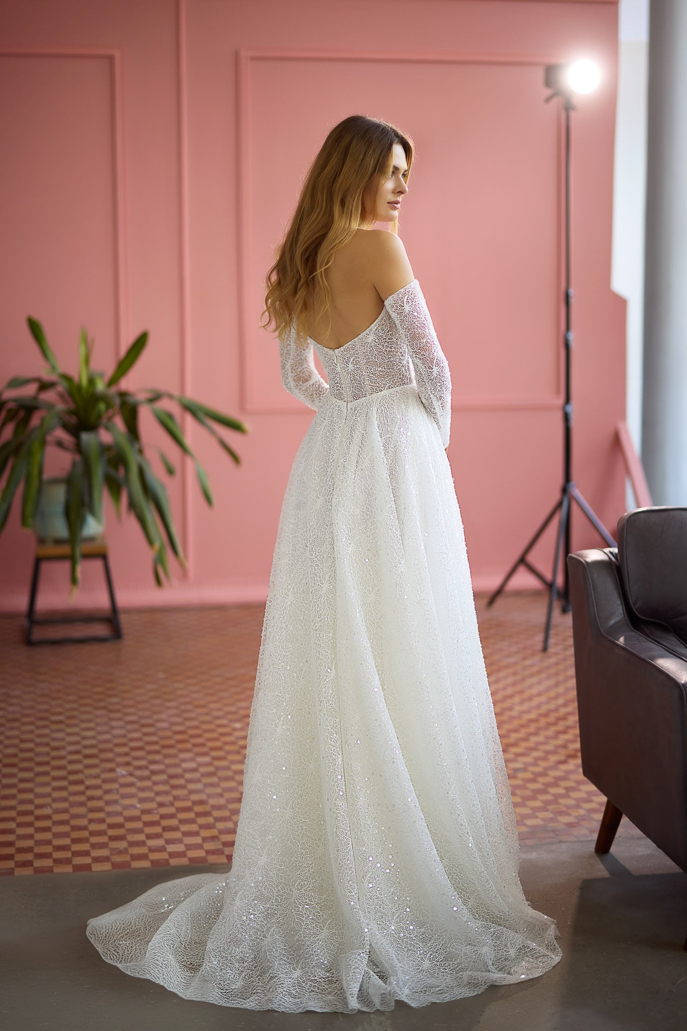 herms bridal_brautatelier ried_abigail amazon_32437_31915_brautkleid_tuell_all-over glitzer_korsage_prinzessin_ivory-beig_hinten_1_ohnelogo-min