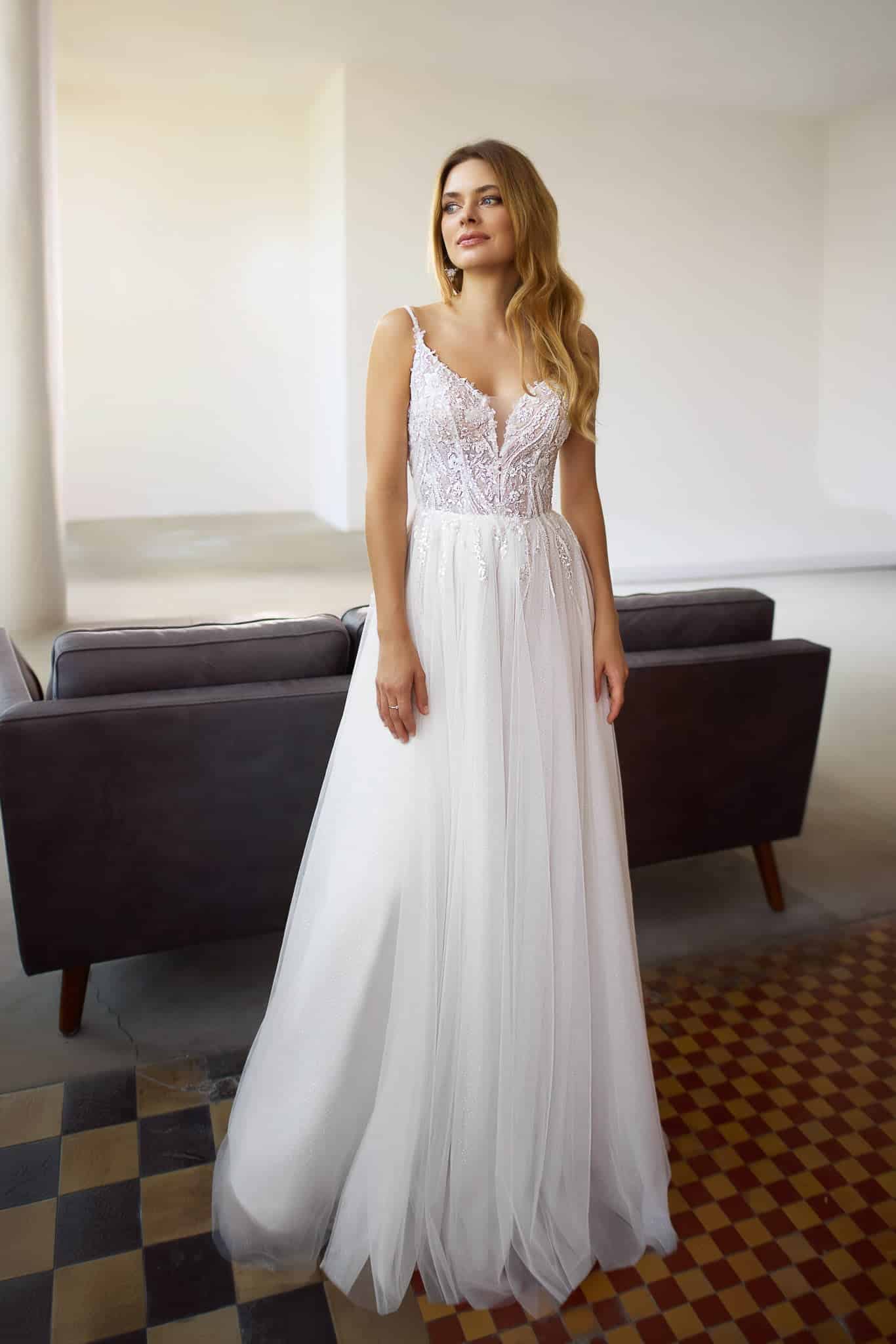 herms bridal_brautatelier ried_abigail arlington_32438_tuell_spitze_perlen_spaghettitraeger_v-ausschnitt_prinzessin_ivory_vorne_1_ohnelogo-min