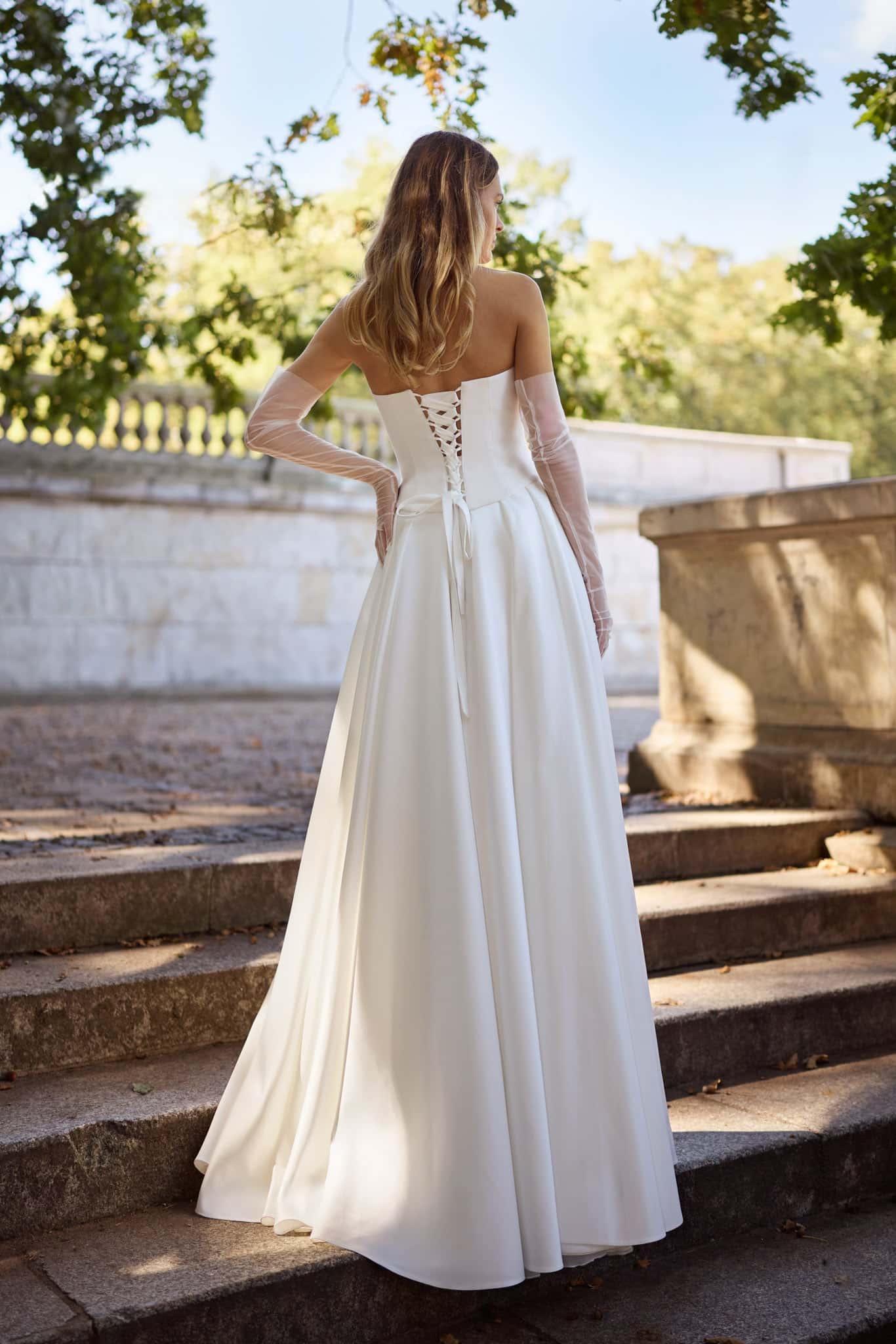 herms bridal_brautatelier ried_bogota_32441+32337_korsage_rock_all-over satin_fit and flair_traegerlos_ivory_hinten_1_ohnelogo-min