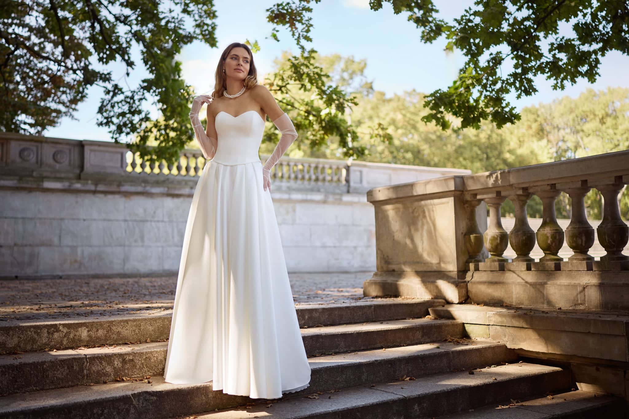 herms bridal_brautatelier ried_bogota_32441+32337_korsage_rock_all-over satin_fit and flair_traegerlos_ivory_vorne_1_ohnelogo-min