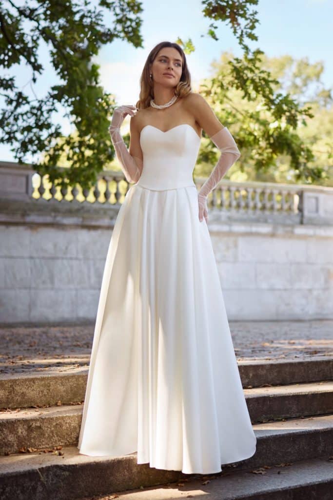 herms bridal_brautatelier ried_bogota_32441+32337_korsage_rock_all-over satin_fit and flair_traegerlos_ivory_vorne_2_ohnelogo-min