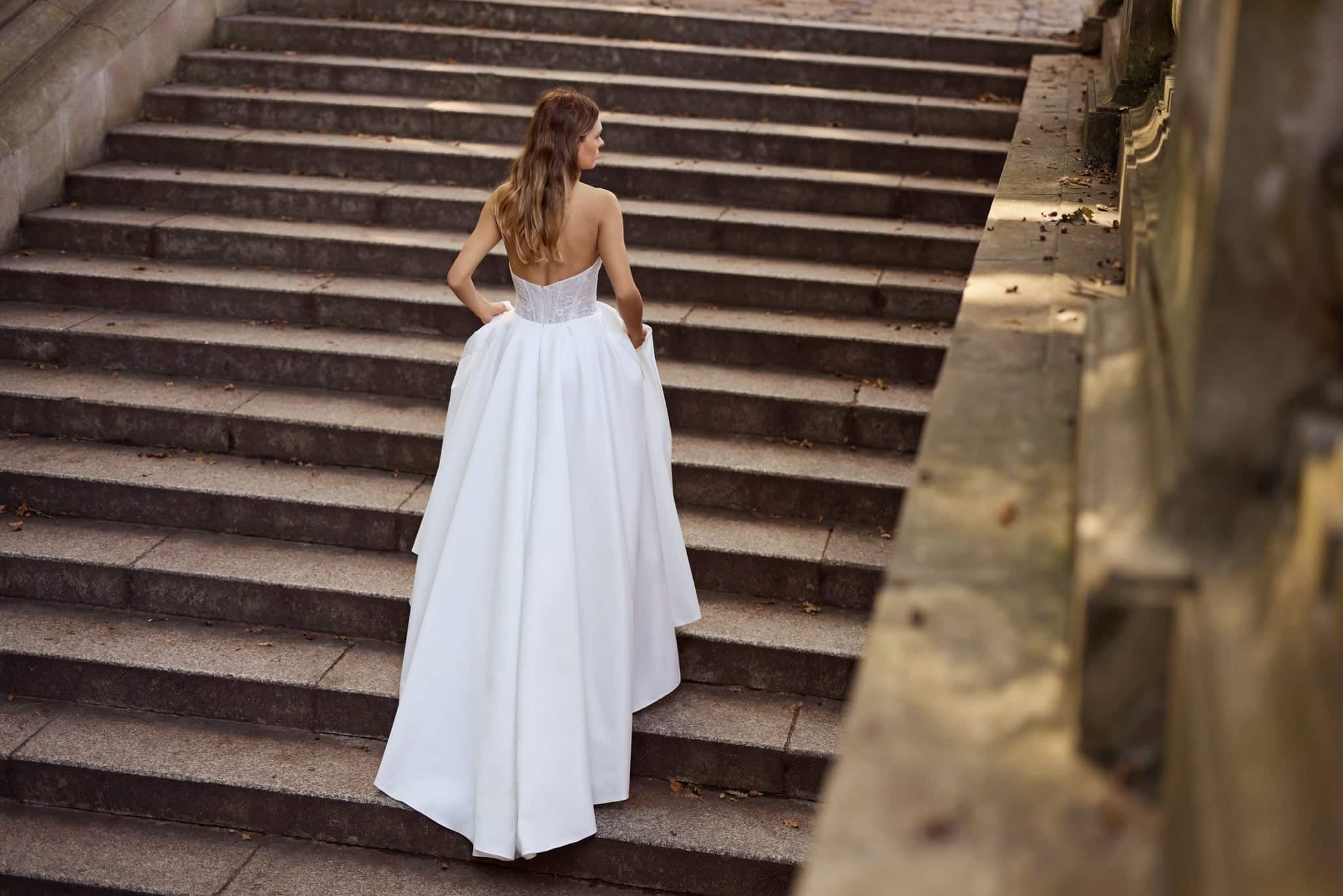 herms bridal_brautatelier ried_iquitos_32442_mikado seide_spitze_traegerlos_raffung oberteil_prinzessin_ivory-nude_hinten_1_ohnelogo-min