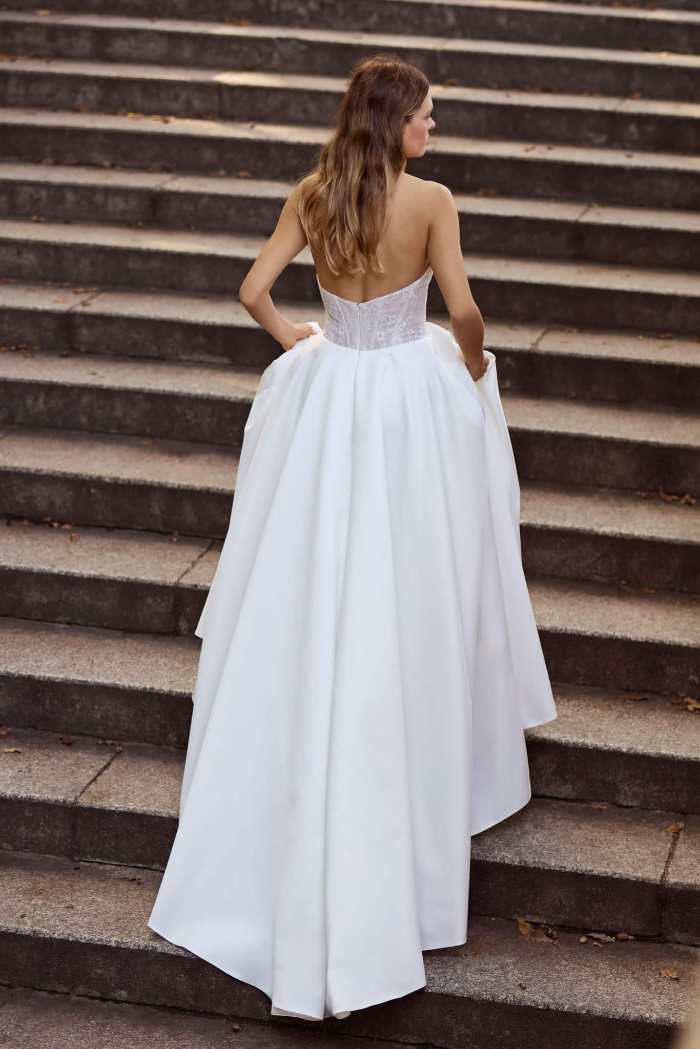 herms bridal_brautatelier ried_iquitos_32442_mikado seide_spitze_traegerlos_raffung oberteil_prinzessin_ivory-nude_hinten_2_ohnelogo-min