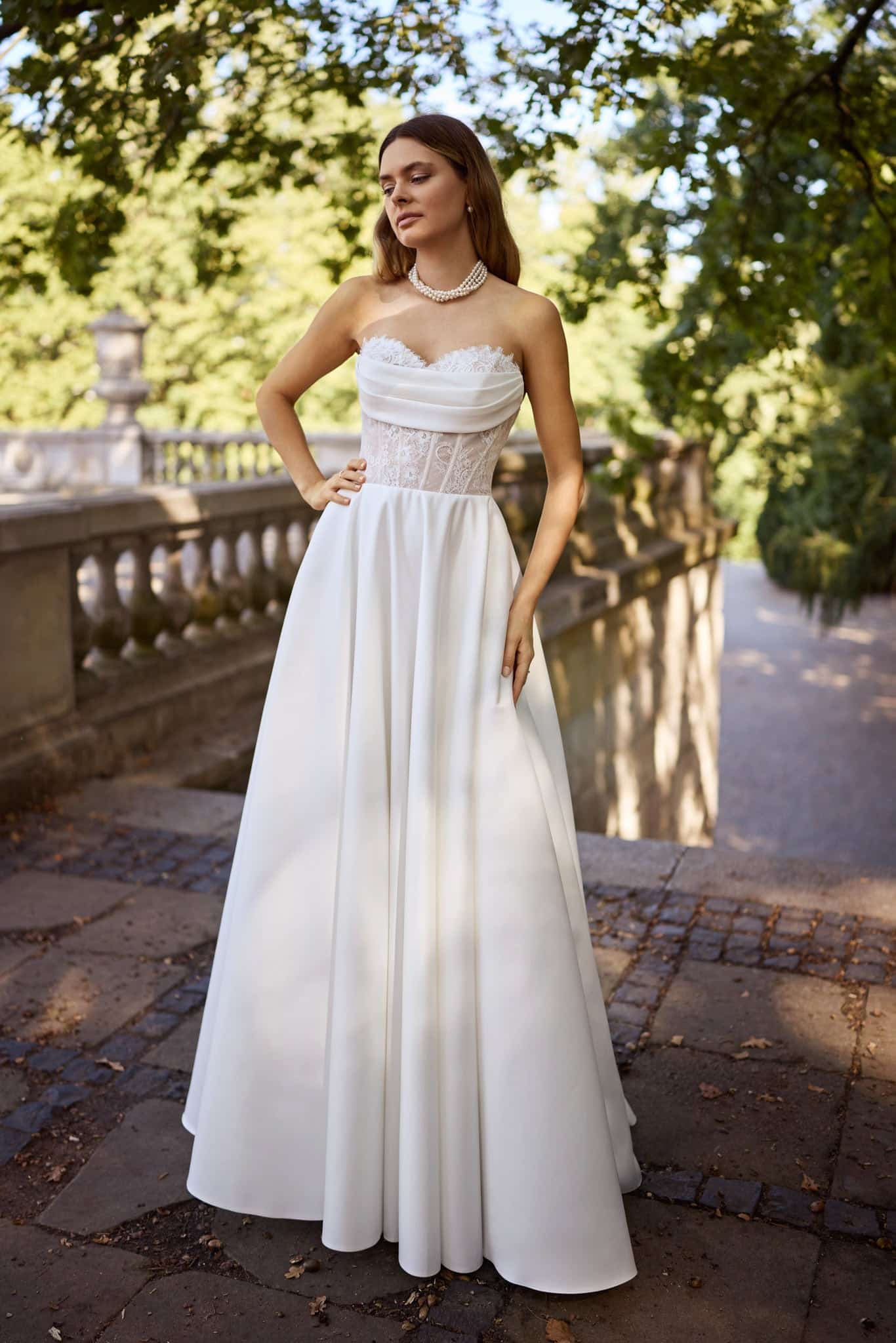 herms bridal_brautatelier ried_iquitos_32442_mikado seide_spitze_traegerlos_raffung oberteil_prinzessin_ivory-nude_vorne_1_ohnelogo-min