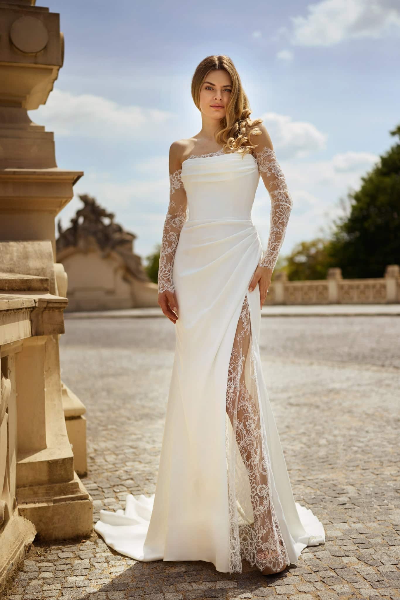 herms bridal_brautatelier ried_isachsen_32436_32378_brautkleid_chiffon_spitze_fit and flair_beinschlitz-spitze_aermel_ivory_vorne_2_ohneloge-min