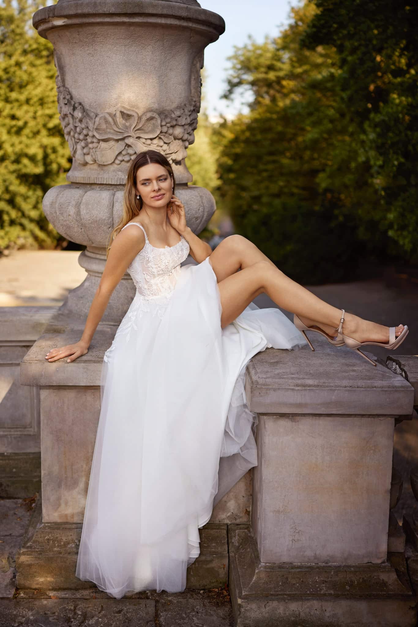 herms bridal_brautatelier ried_ithaca_32443_brautkleid_tuell_spitze_a-linie_spaghettitraeger_staebchen_auschnitt_ivory_details_1_ohnelogo-min