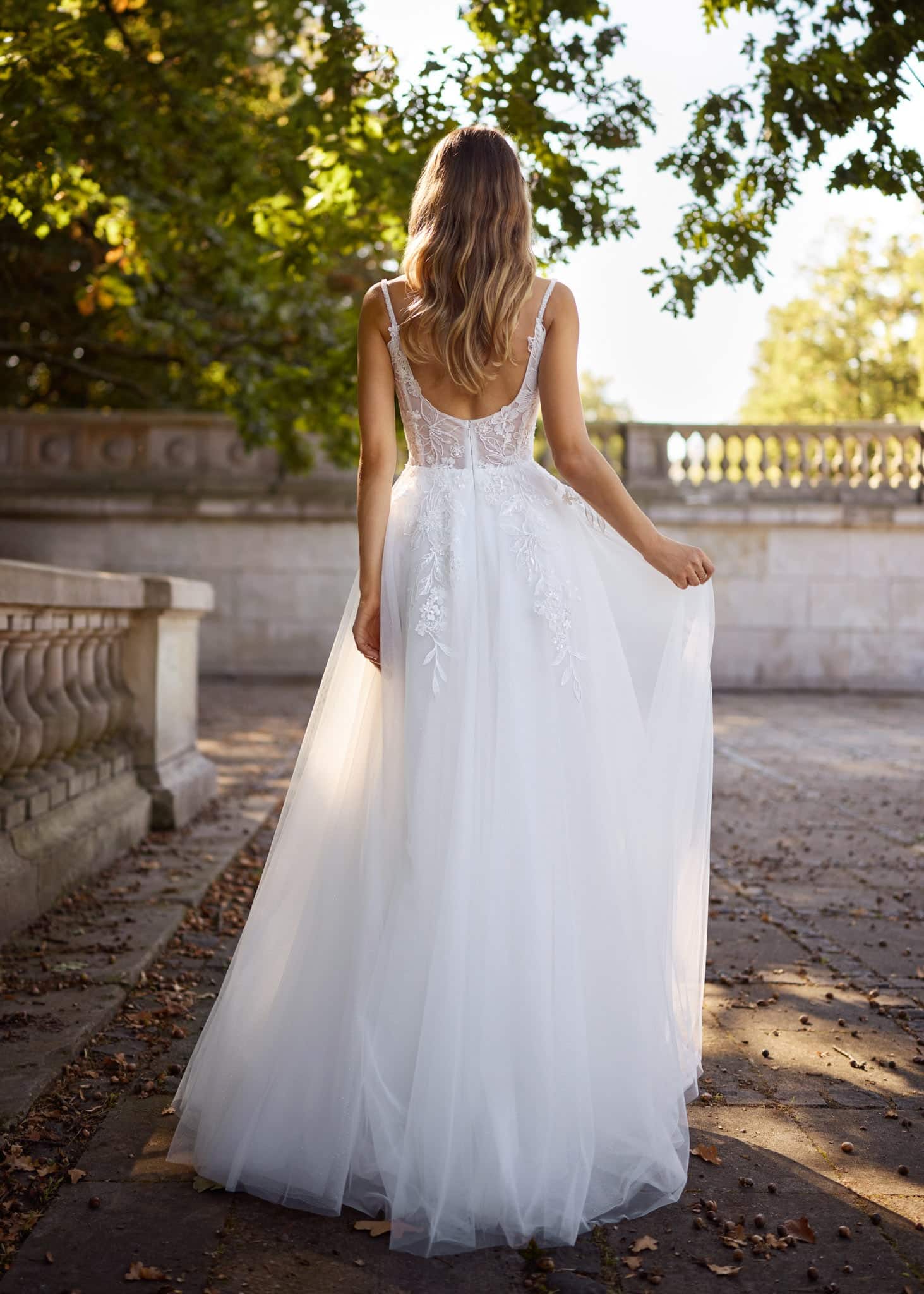 herms bridal_brautatelier ried_ithaca_32443_brautkleid_tuell_spitze_a-linie_spaghettitraeger_staebchen_auschnitt_ivory_hinten_1_ohnelogo-min